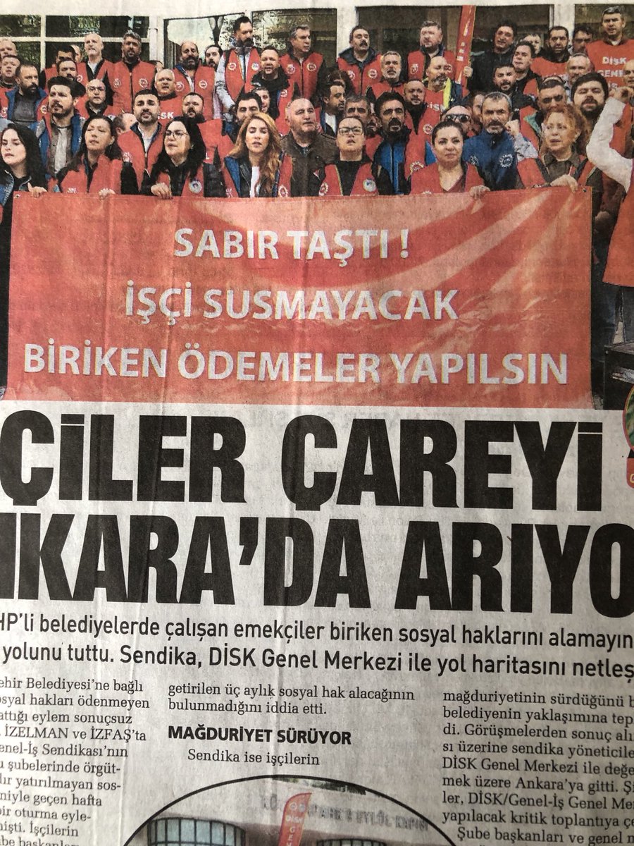 İzmir’de DİSK’e bağlı işçiler haklarını istiyor.
EMEKÇİLER’e normal haklarını bile vermeyen CHP, sokakta asgari ücret şovları yapıyor. 
Yoksa bu işçiler de sarayın uşakları mı?