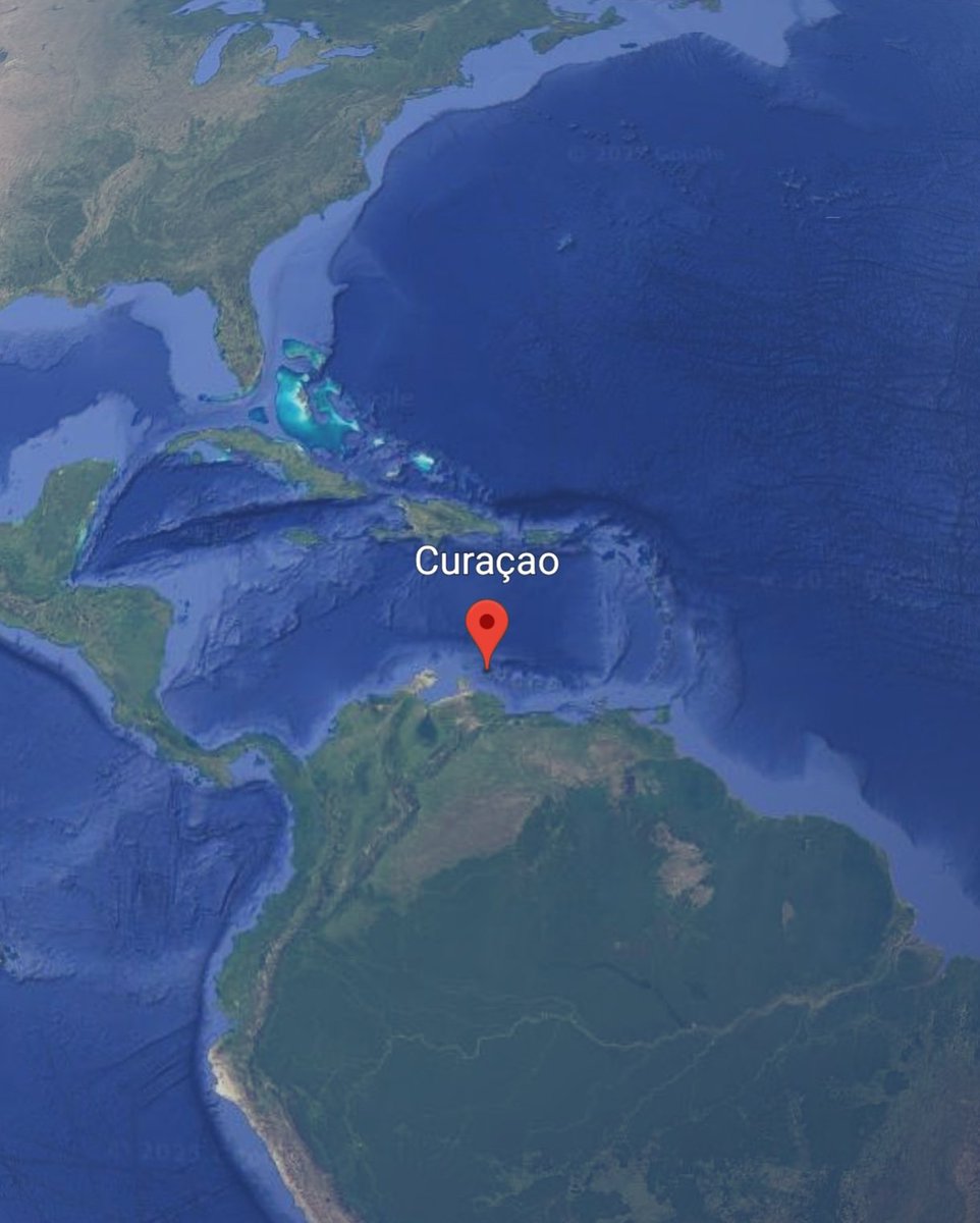 Curaçao 🇨🇼 devient le pays le moins peuplé de l'histoire à participer à une Coupe du Monde de football ⚽.

Environ 150 000 habitants soit un peu plus que la population de l'aire urbaine de Besançon.