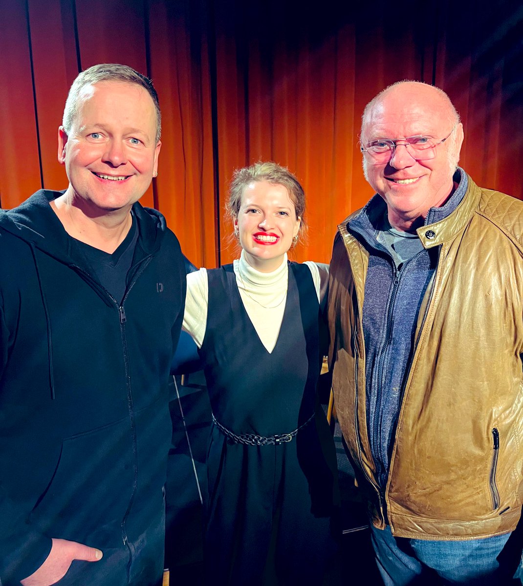 Habe mich sehr über diese beiden besonderen Gäste bei meiner Buchvorstellung im Brecht-Haus letzte Woche gefreut, die hilfreiche Anmerkungen und spannende Kontroversen beigesteuert haben 😊🤝 
<a href="/UlrichSchneider/">Ulrich Schneider</a> <a href="/klauslederer/">Klaus Lederer</a>