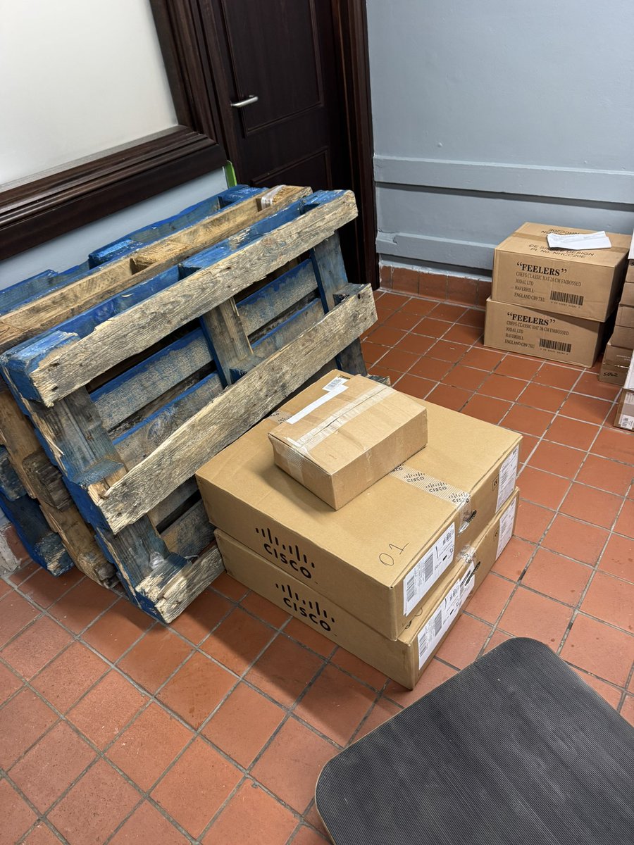 SameDayCoventry's tweet image. Delivery safely completed to The Royal Horseguards Hotel in #Whitehall. 😎

A bit of a weird outside goods in lift at the front of the hotel down to the basement, so used one of my skids for ease. 👍

Now it’s back to #Birmingham with my 2 x #pallets I collected earlier in