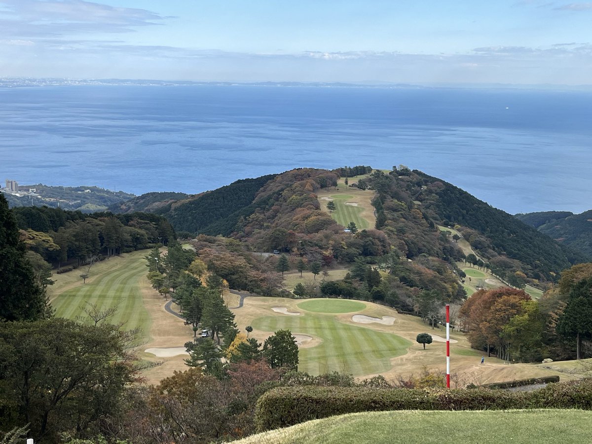 umi_enami's tweet photo. 小田原城カントリークラブにゴルフのラウンドに行ってきました🏌️‍♀️

とても寒かったのですが、相模湾、三浦半島、そして千葉の方まで見渡せ
きれいな朝日が見れましたよ☀️

今回は8人で2組！

難しく喝を入れられた感じになりましたが、景色、コース、アジフライ、みんなと楽しく周れました

#ゴルフ https://t.co/2ok7BczClb