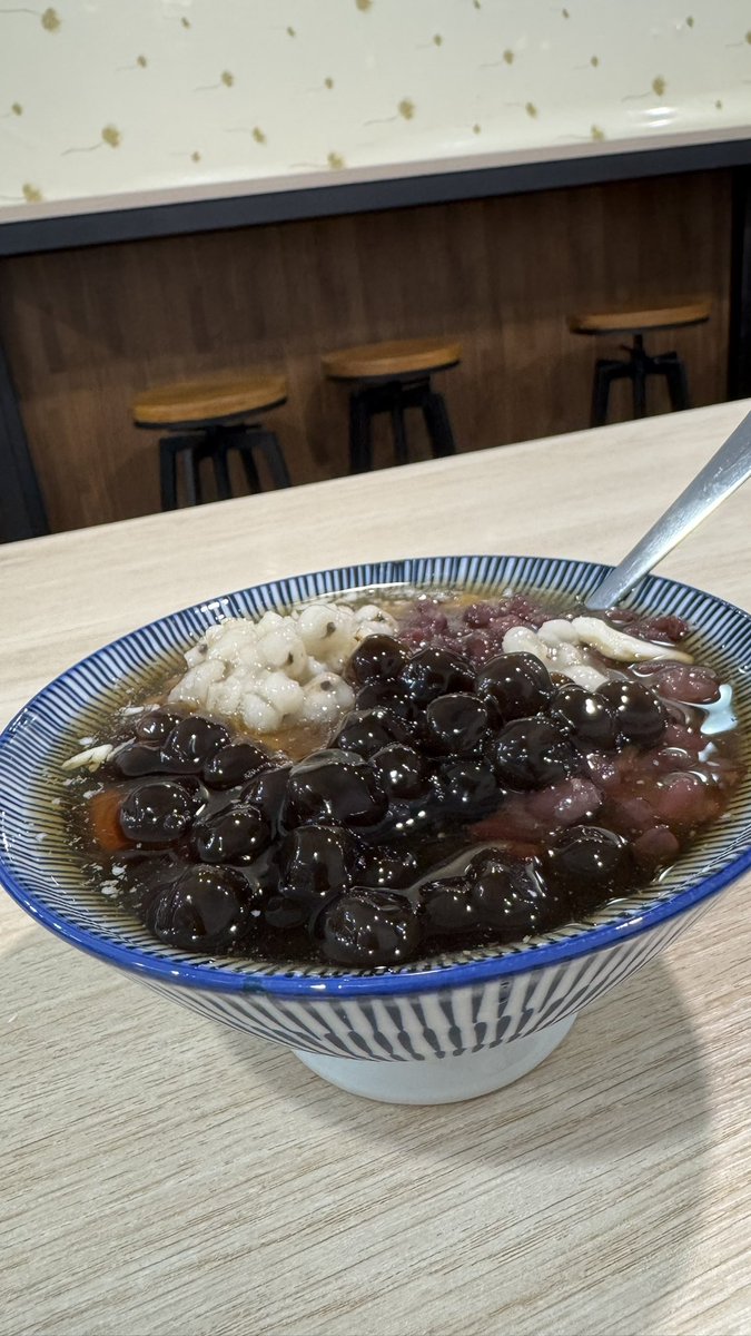 原本約吃晚餐的妹子
突然有事不能赴約了
雖然我還在床上懶得動
但晚點還是想出門走走
那有人晚點要一起去吃飯嗎？
台中急？😂😂
附上一個有點雷的綜合豆花🤣🤣