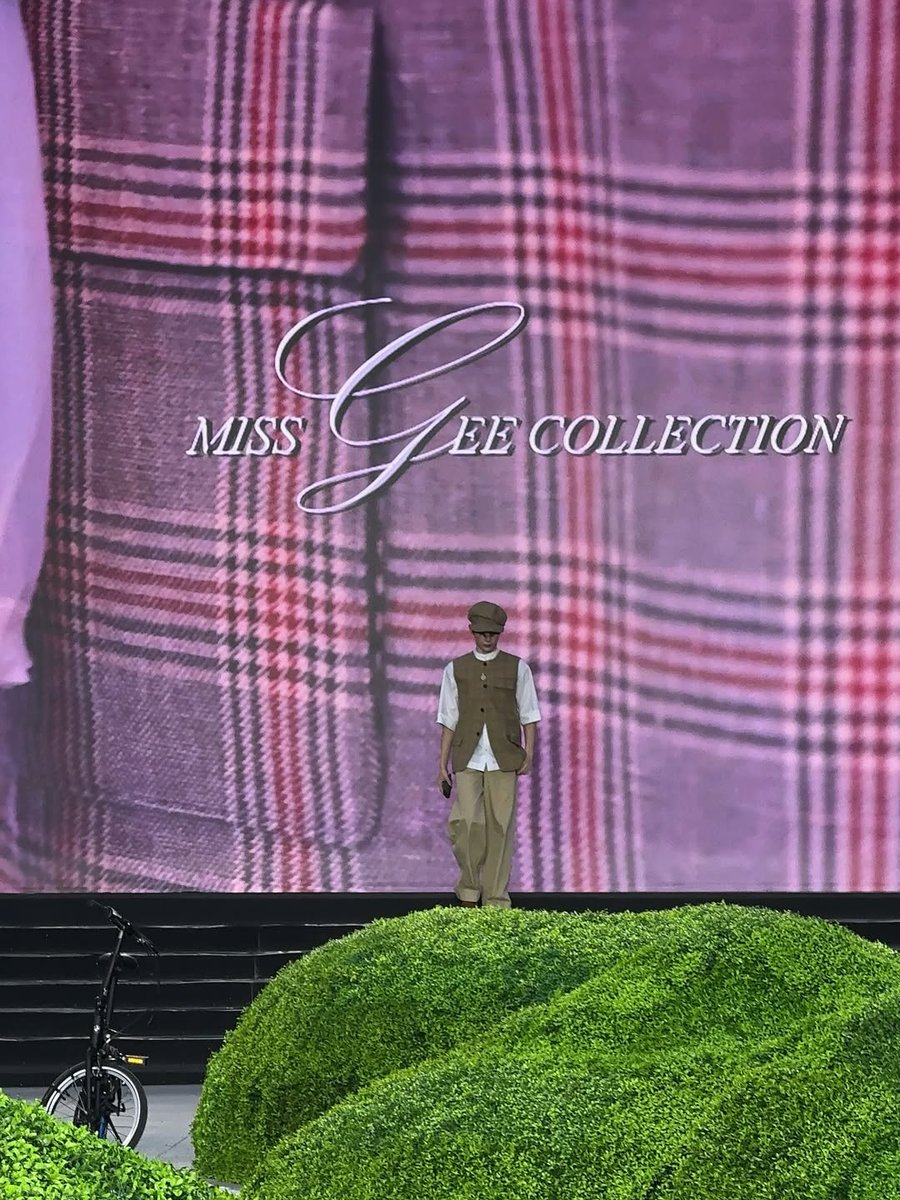 Hanbing's tweet image. I’m so excited to share the MISS 𝓖EE COLLECTION, where classic plaid meets modern style. From runway moments to street shots, I wore vests and newsboy caps that mix tradition with fresh design. The collection shows that classic pieces look good anywhere, formal or casual.