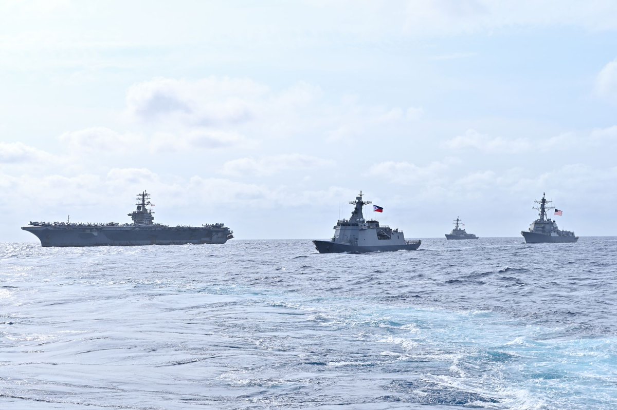 JMSDF_SDF_ENG's tweet image. On 14 Nov., JS Akebono conducted a Japan-U.S.-Philippines trilateral exercise as Maritime Cooperative Activity (MCA) with the U.S. Navy, the Philippine Navy and the Philippine Coast Guard in the South China Sea. 🇯🇵🇺🇸🇵🇭
＃FOIP ＃MCA #IPD25 ＃PhilippineNavy @US7thFleet