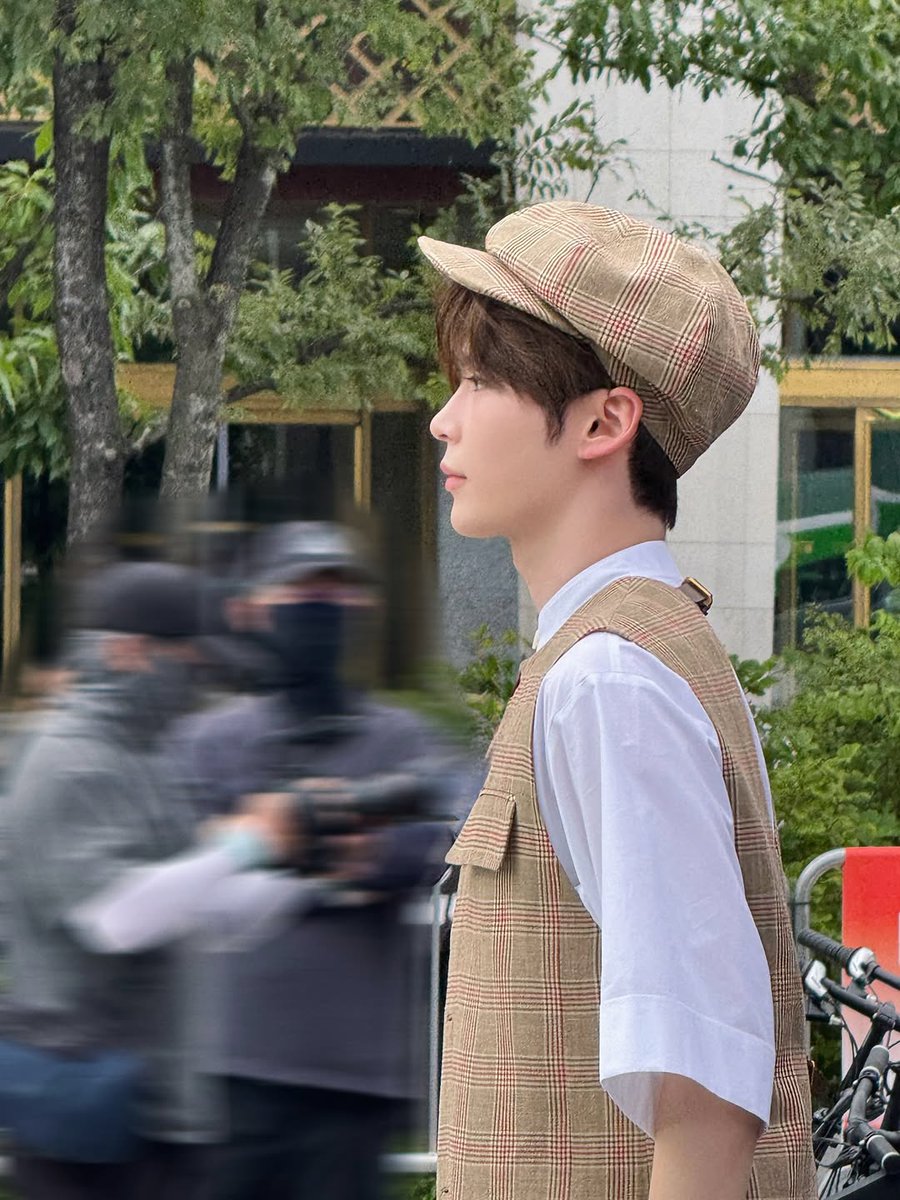 Hanbing's tweet image. I’m so excited to share the MISS 𝓖EE COLLECTION, where classic plaid meets modern style. From runway moments to street shots, I wore vests and newsboy caps that mix tradition with fresh design. The collection shows that classic pieces look good anywhere, formal or casual.