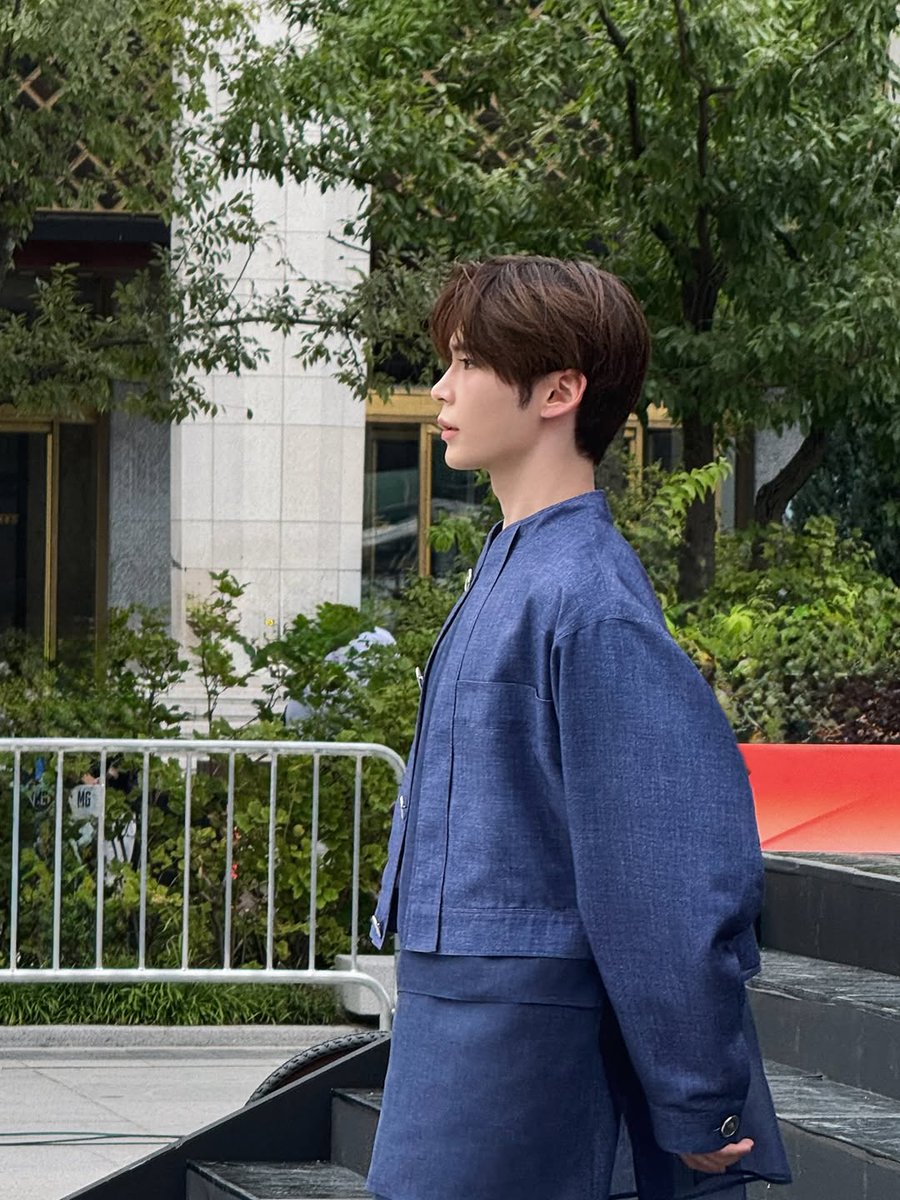 Hanbing's tweet image. I’m so excited to share the MISS 𝓖EE COLLECTION, where classic plaid meets modern style. From runway moments to street shots, I wore vests and newsboy caps that mix tradition with fresh design. The collection shows that classic pieces look good anywhere, formal or casual.