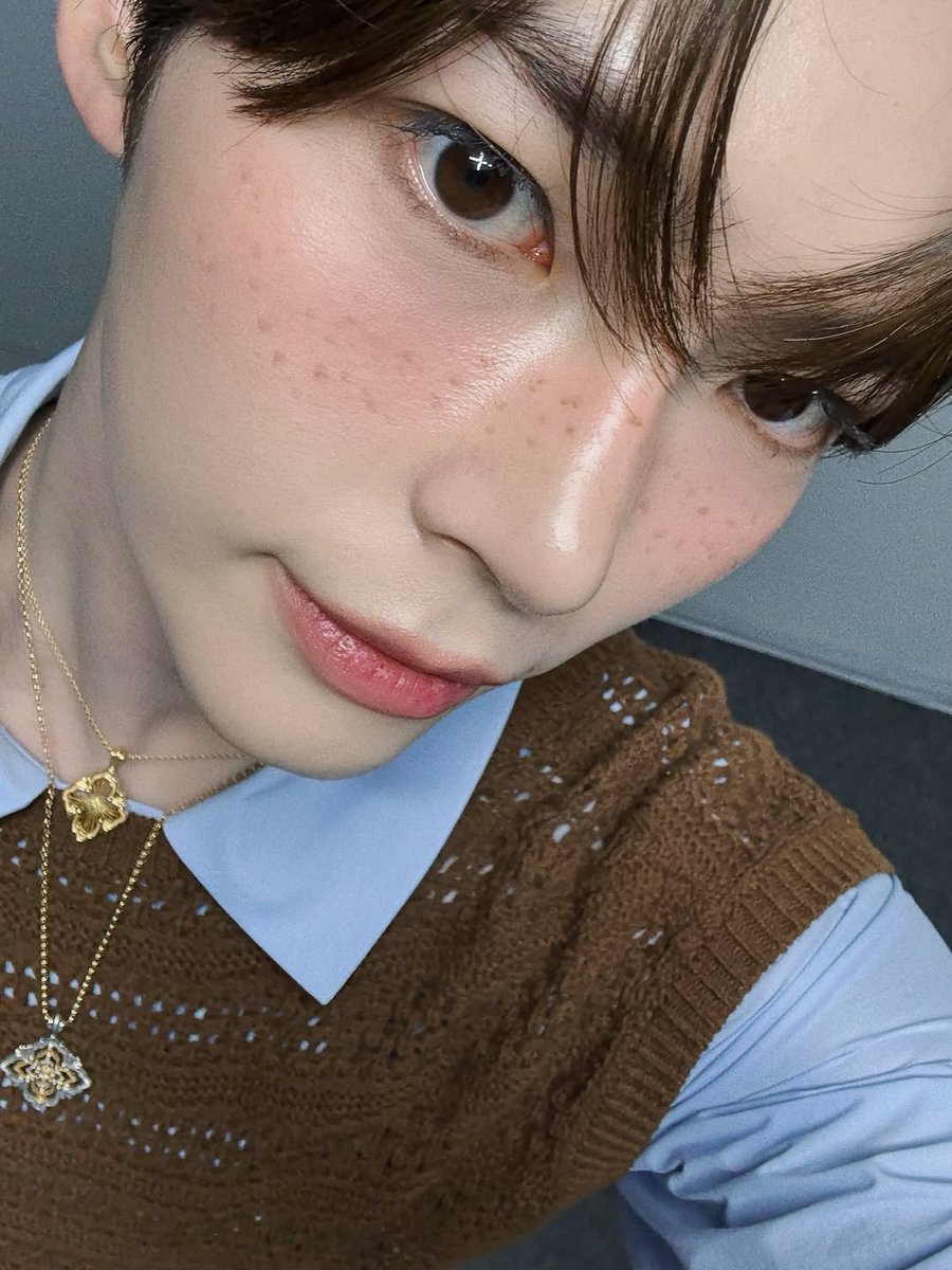 Hanbing's tweet image. Getting up close and personal with you all! My gold necklaces catch the light as I lean in with a soft smile. These little freckles on my cheeks tell stories of sunny days, and right now, I’m sharing this intimate behind-the-scenes peek with everyone who's been supporting me.
