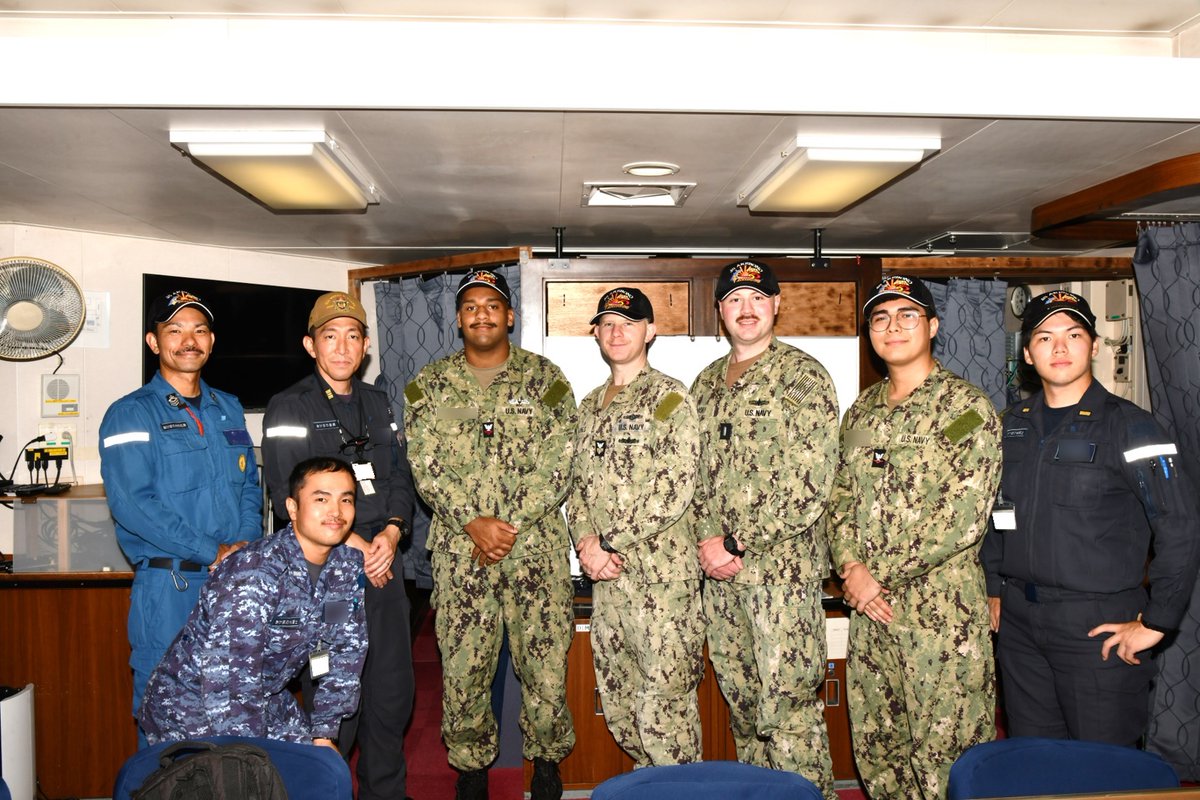 JMSDF_SDF_ENG's tweet image. On 14 Nov., JS Akebono conducted a Japan-U.S.-Philippines trilateral exercise as Maritime Cooperative Activity (MCA) with the U.S. Navy, the Philippine Navy and the Philippine Coast Guard in the South China Sea. 🇯🇵🇺🇸🇵🇭
＃FOIP ＃MCA #IPD25 ＃PhilippineNavy @US7thFleet