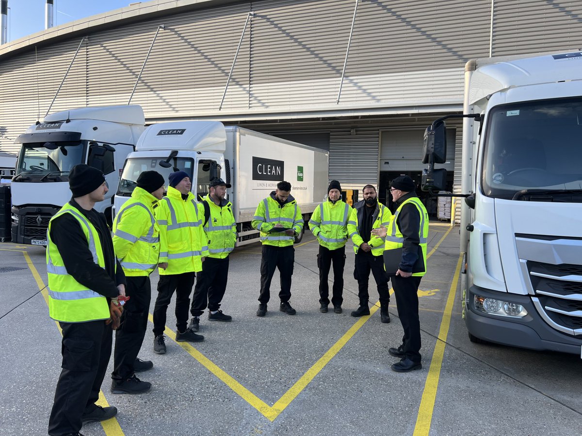 PDTsolutions's tweet image. Road Safety Week 2025 !

We were proud to begin the week with Andy our Training Operations Manager supporting the CLEAN Linen &amp;amp; Workwear transport team as they roll out their internal campaign for Brake&apos;s Road Safety week.

At PDT Fleet Training, our focus this week is on three…