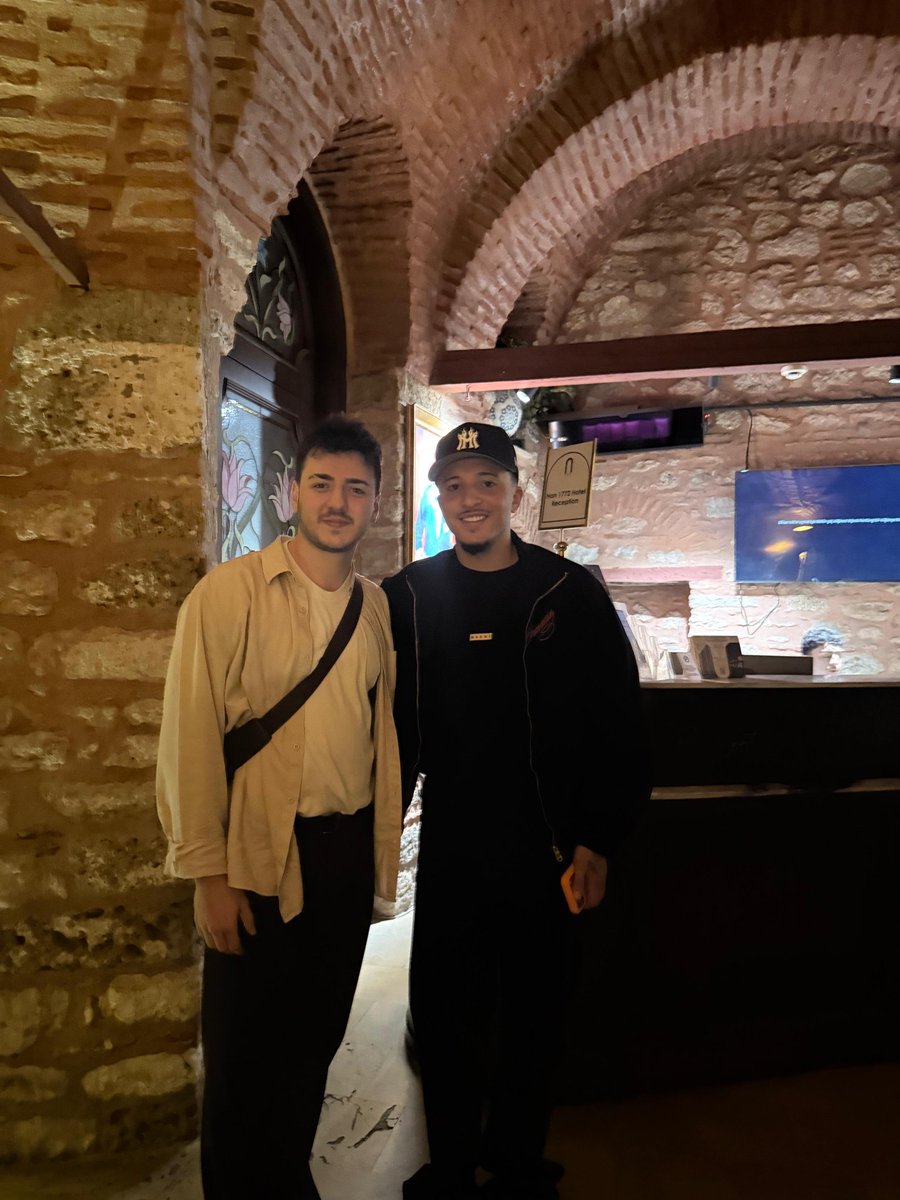 🟡🔵 Forvet için görüşmelerini sürdüren Fenerbahçe, kanatlarını da güçlendirmek istiyor. Hedefteki isim Jadon Sancho.

🇹🇷 25 yaşındaki sol kanat oyuncusu ve menajeri, görüşmek için İstanbul'a geldi. (Fotomaç)