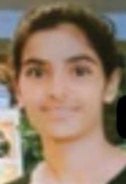 प्रयागराज थरवई लखरावा के जंगल में दफन मिली युवती की लाश की हुई पहचान
प्रयागराज के गंगापार मे थरवई थाना क्षेत्र अंतर्गत लखरावां गांव में जमीन के अंदर दफन की गई लाश की हुयी पहचान name। वो लाश राजकीय बालिका इंटर कॉलेज कटरा की 11वीं की छात्रा साक्षी यादव (17) की थी।