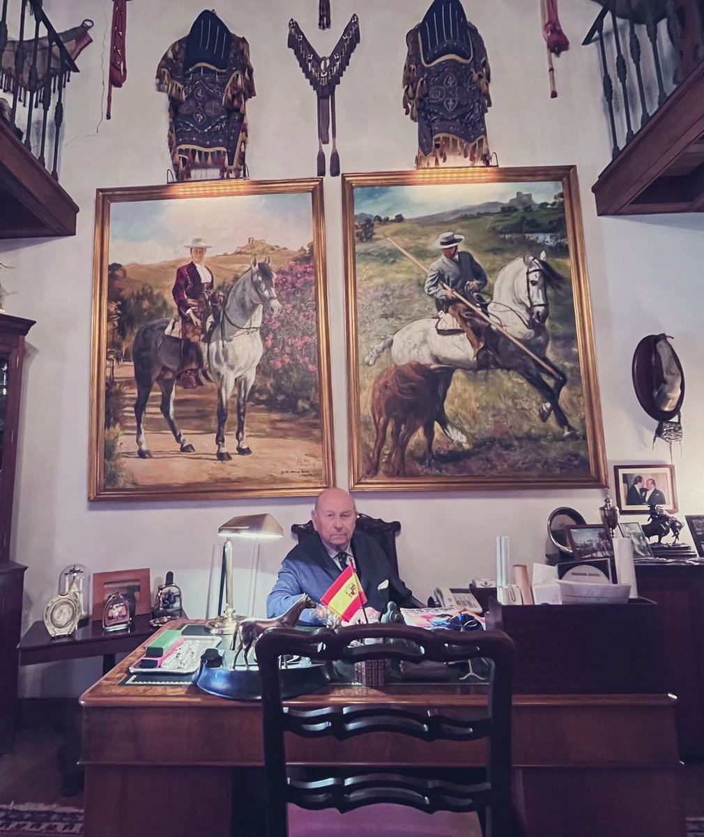 torrealta_'s tweet photo. Querido Alvarito,

Tu fallecimiento es un antes y un después en la historia de la tauromaquia. Señor ante todo, con una enorme categoría humana, siempre generoso y bondadoso.

Se acaba una etapa maravillosa donde tuve la suerte de estar cerca tuyo, y de desayunar juntos tantos domingos. Han sido muchos los momentos que he podido disfrutar a tu lado; fuiste una figura imprescindible para nuestra ganadería, aprendí de ti mucho y ahora tengo la suerte de poder enseñárselo an mis hijos. 

Gracias por haberme dejado estar a tu lado, gracias por todo lo que has hecho por el toro y por el caballo. Hoy empieza una etapa nueva y en El Toñanejo te vamos a echar mucho de menos.

Descansa en paz,

Borja

Fotografía de J. Mardomingo