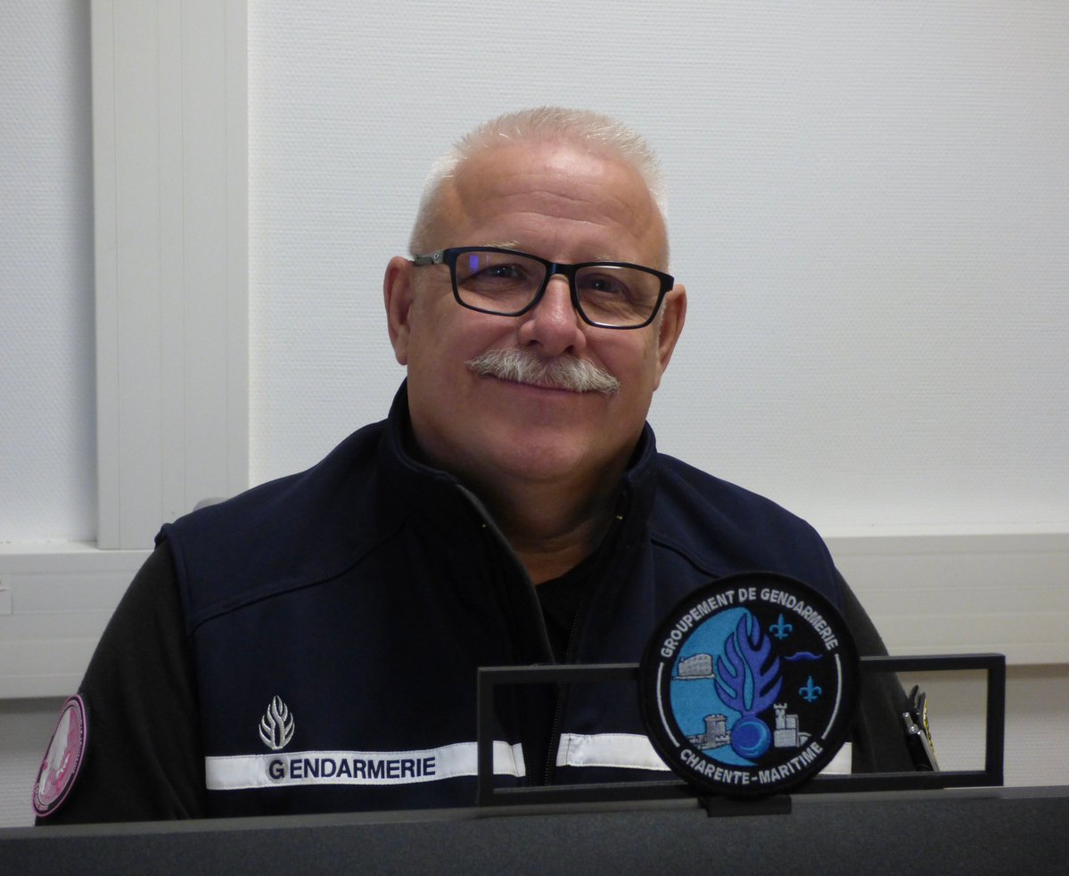 Gendarmerie_017's tweet image. #Movember, je laisse pousser ma moustache... pas juste pour le style 😆.
Derrière ce look se cache, une vraie mission.
Alors, comme Le Major Stéphane, la moustache portons !🥸

#pourlabonnecause #jeudiphoto