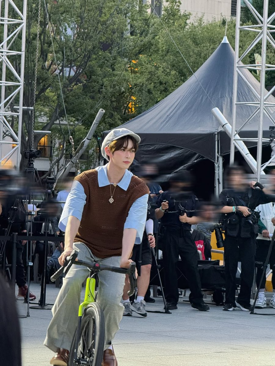 Hanbing's tweet image. Riding this neon green scooter backstage feels like pure freedom. The crew is busy setting up, cameras are rolling, and I’m just gliding through it all with the biggest smile on my face. My newsboy cap sits perfectly as I zip around, soaking up the pre-show atmosphere.