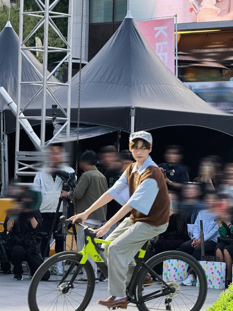 Hanbing's tweet image. Riding this neon green scooter backstage feels like pure freedom. The crew is busy setting up, cameras are rolling, and I’m just gliding through it all with the biggest smile on my face. My newsboy cap sits perfectly as I zip around, soaking up the pre-show atmosphere.