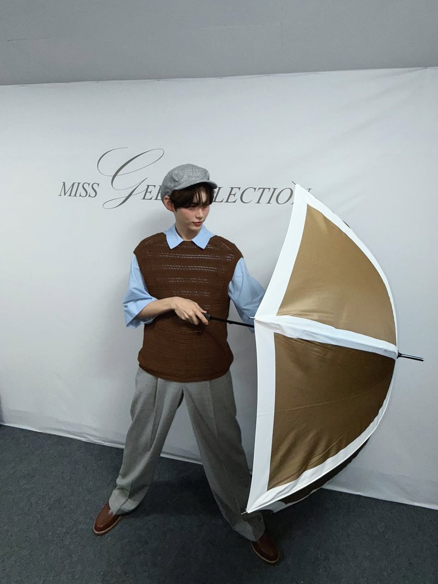 Hanbing's tweet image. Holding up my official invitation to the 2026 Spring/Summer Fashion Show, I’m in total disbelief. September 22, 2025 at Sejong-daero in Jongno-gu, Seoul. That’s where it all happened. This little card represents so much hard work and incredible opportunities coming my way.