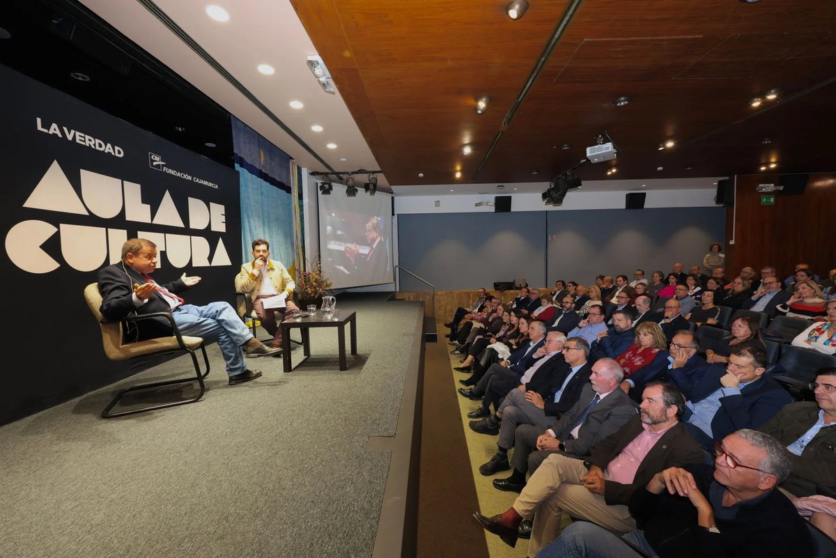 🔬✨ El Dr. Pablo Ramírez, jefe de Cirugía General del Hospital Clínico Universitario Virgen de la Arrixaca, catedrático de la Universidad de Murcia y director científico del IMIB, participó ayer en el Aula de Cultura de LA VERDAD.