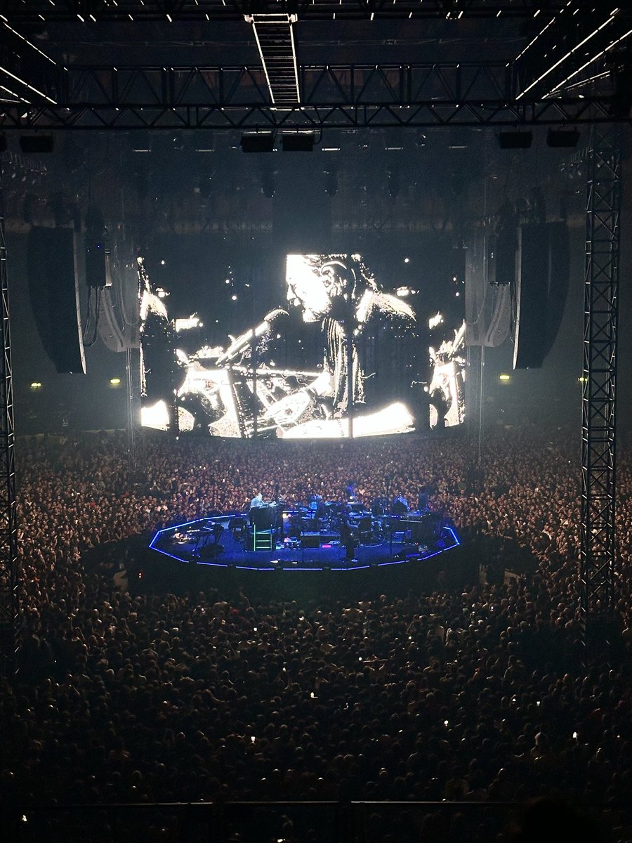 em_endem's tweet photo. My favourite part of music history no one can change my mind, thank God I got to be a part of it last night 😇 
#radiohead https://t.co/0tfRumVum5