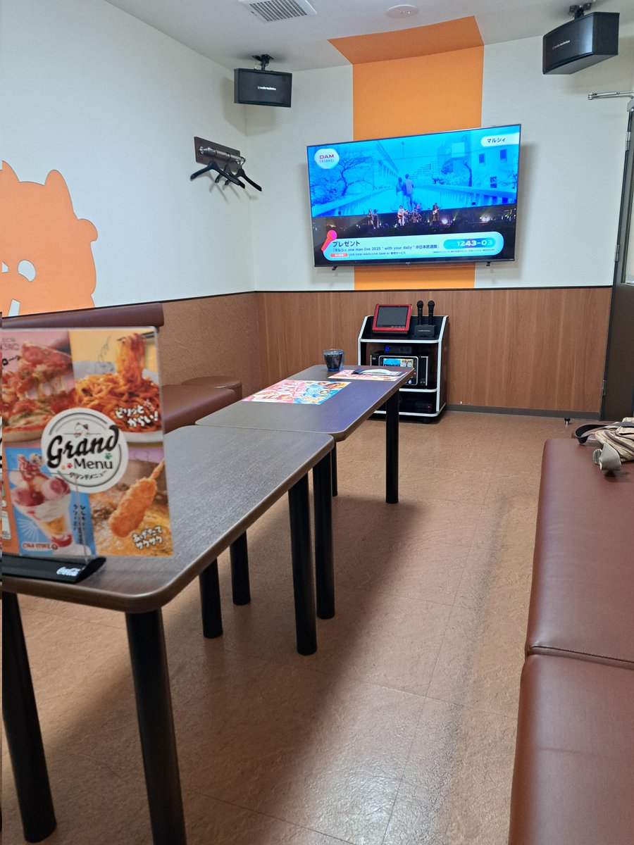 baru1014's tweet image. で、いつものように、ヒトカラで大きめの部屋に通されるの巻🎙😅

#まねきねこ
#名駅四丁目2号店