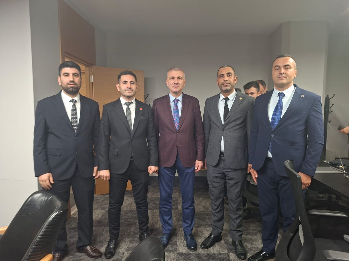 Sayın Cumhurbaşkanı Başdanışmanı <a href="/oktay_saral/">Oktay SARAL</a>
 ile yönetim kurulu üyelerimizle oldukça verimli bir görüşme gerçekleştirdik.Yardımcı Hizmetler Sınıfı personelimizin mağduriyetleri, üniversite tayin hakkı ve mobbing dosyalarımızı Cumhurbaşkanımıza arz edilmek üzere kendilerine