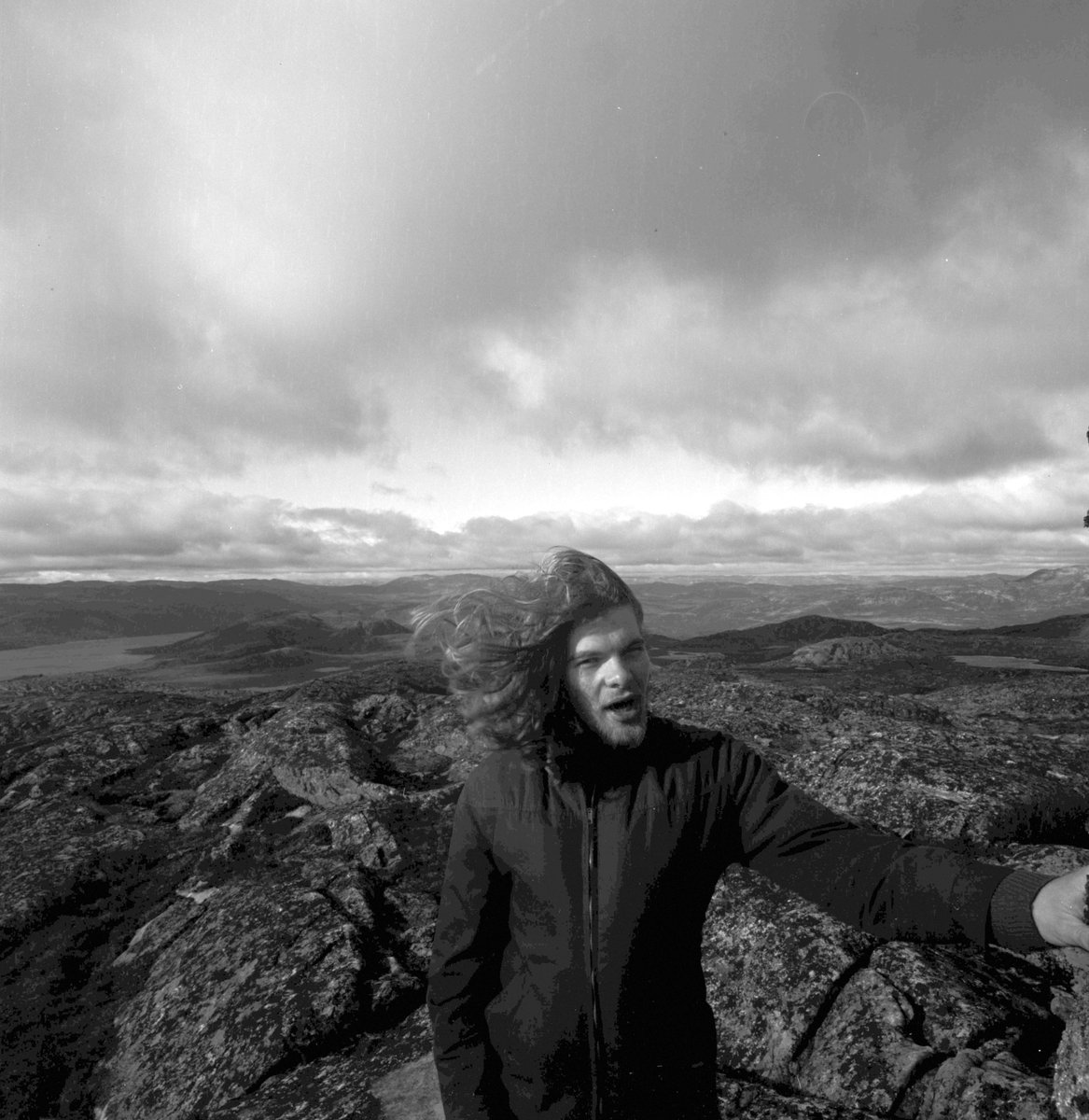 lassetur_o's tweet image. Selfie
High up in the mountains, photographed in 1973 with the Hasselblad SWC — a quiet moment from a different time, captured with that remarkable super-wide lens.

95066404
#Selfie #Analog #Mountains #lassetur