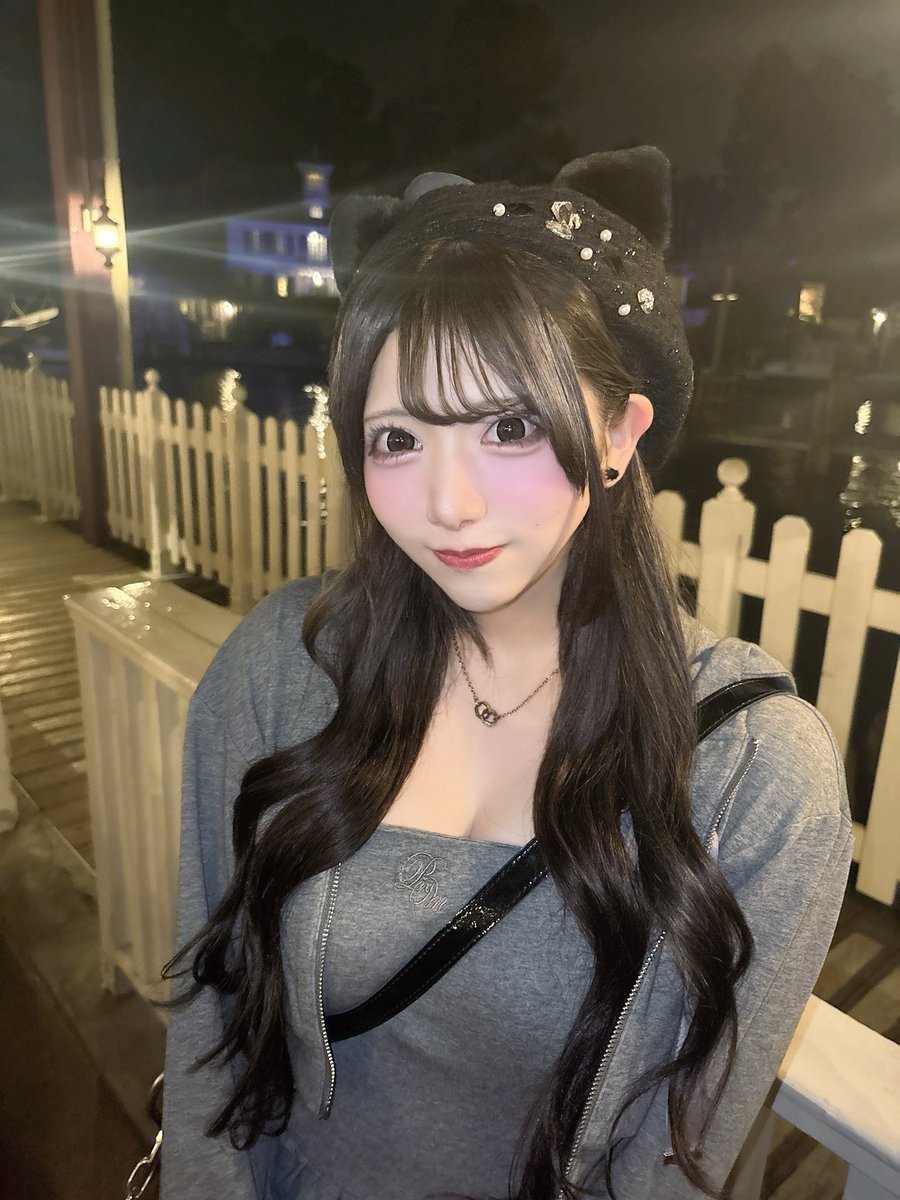 私が隣に居るのによそ見か…