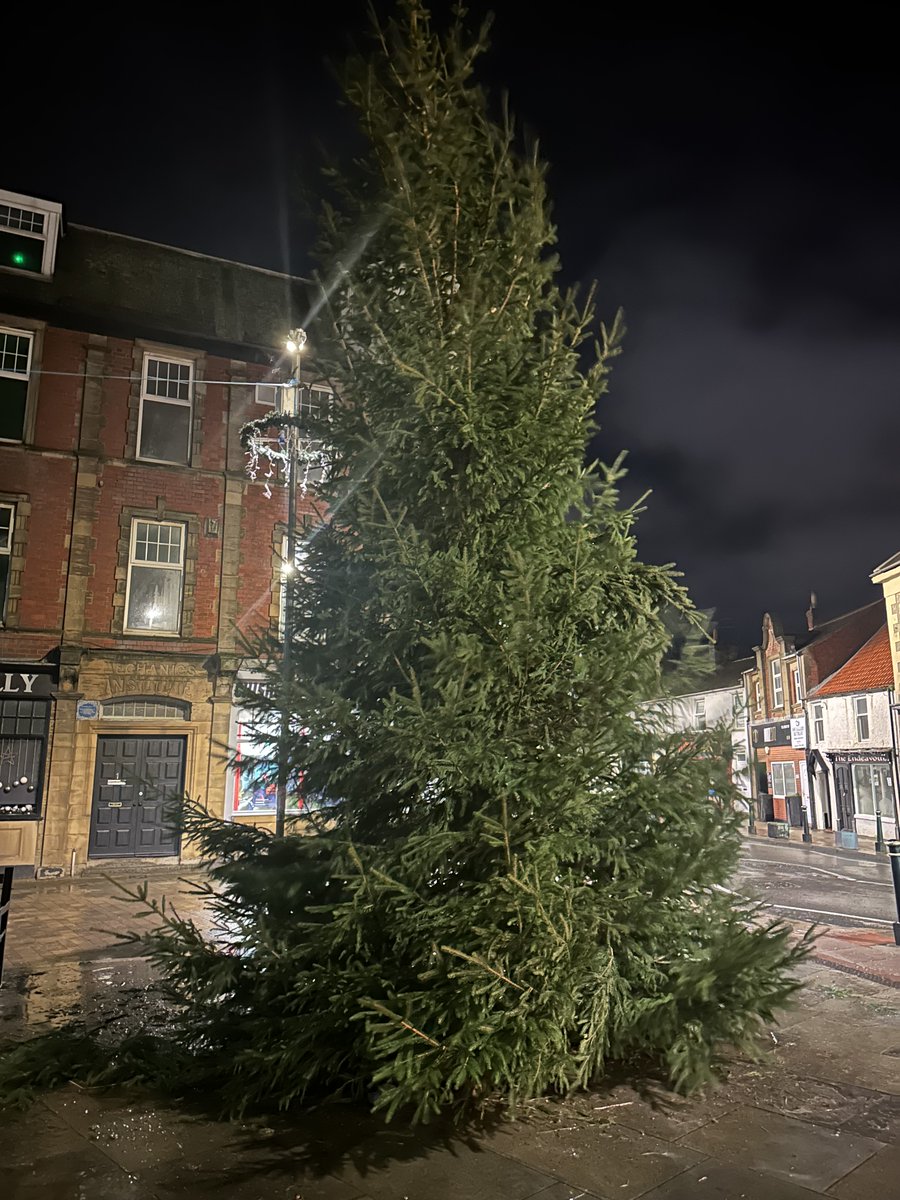 ✨ Christmas is coming to #Newbigginbythesea! Tree &amp; lights are up thanks to the Town Council. Light switch-on guests revealed Thu &amp; Fri.

📅 29 Nov: Glow Parade, shows, carols, Santa, indoor market &amp; Alisha. Don't miss it! 🎄✨