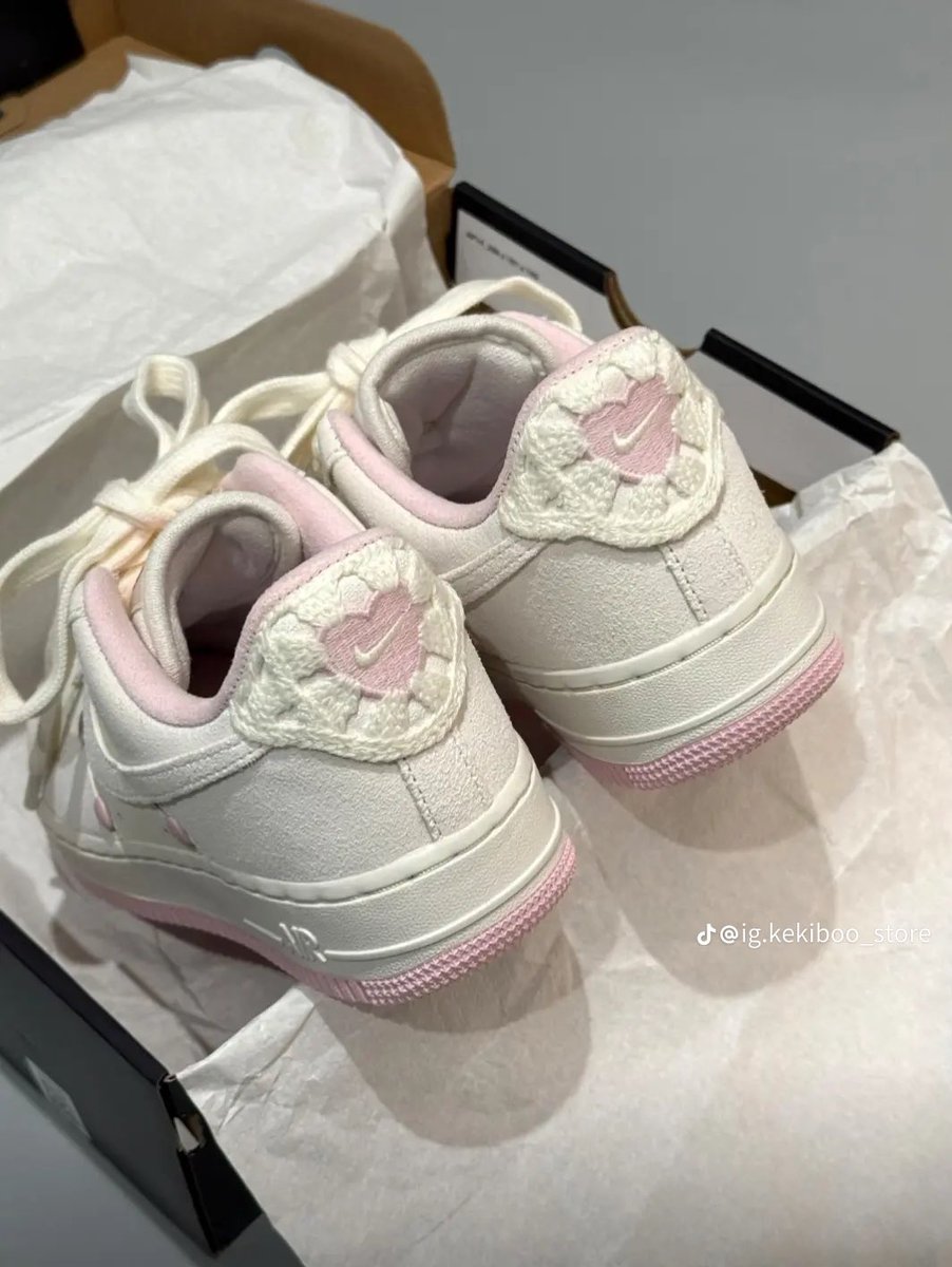 roxysshi's tweet image. Nike Air Force 1 Low Valentine’s Day s.shopee.co.id/8V1Bv03g9j

When the color pink mix with white they just blend so well and the design is truly lovely as well.