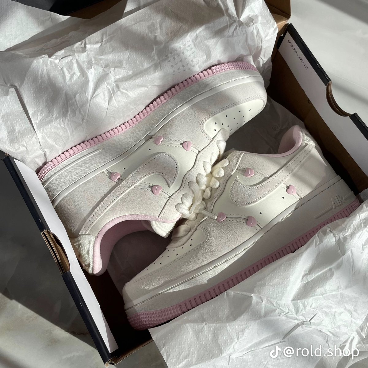 roxysshi's tweet image. Nike Air Force 1 Low Valentine’s Day s.shopee.co.id/8V1Bv03g9j

When the color pink mix with white they just blend so well and the design is truly lovely as well.