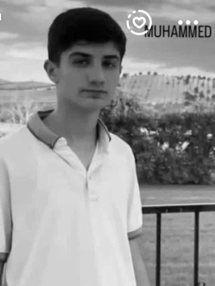 Sayın STK başkanları, siyasiler, milletvekilleri ve vicdan sahibi herkes…

Bu çocuğun sesi olun, sessiz kalmayın!

Savcılığın ilk gün “şakalaşmışlar” diyerek adli kontrolle serbest bıraktığı bu olayda, sadece bu çocuğa işkence yapanlar değil, bu kararı veren savcı hakkında da