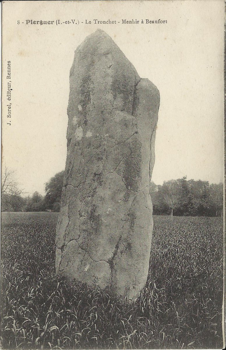 The menhir of La Pierre du Domaine (aka Château Beaufort) in Plerguer (Ille-et-Vilaine) is made of fine-grained granite, has a rhomboidal section and stands just over 4m tall. Card by Sorel in Rennes c.1916.