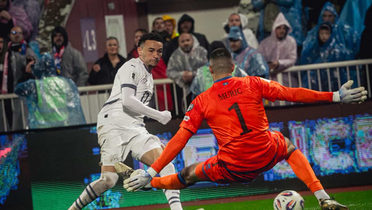 lapalancaroja's tweet image. 🌍 ¡Pleno sevillista en el parón FIFA! Sow y Vargas sellan el pase de Suiza, Suazo lidera a Chile y Vlachodimos mantiene su portería a cero con Grecia. ⚪🔴

info en: lapalancaroja.com/noticia/pleno-…
#SevillaFC #LaLigaEASports #LapalancaRoja #Sow #Suazo #Vlachodimos #Vargas