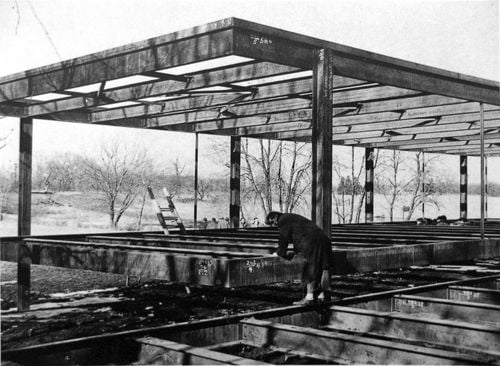 Casas de la Cascada 1936-39 (Wright), Villa Saboya 1928-31 (Le Corbusier) y Farnsworth 1946-50 (Mies) en construcción.