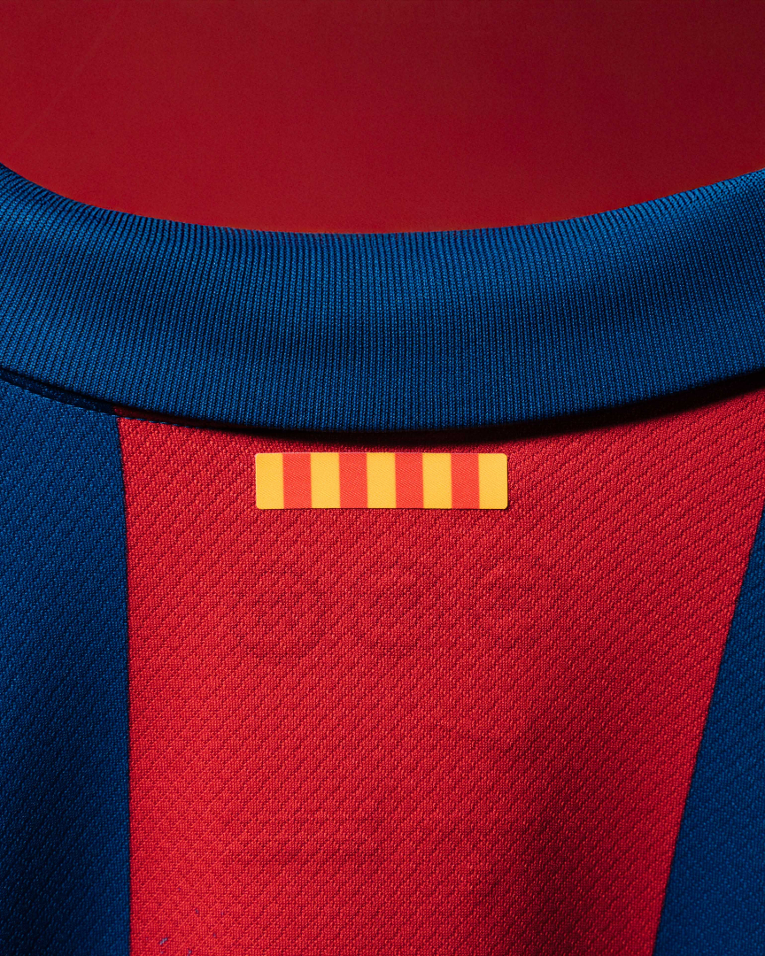 Nike y <a href="/FCBarcelona/">FC Barcelona</a> presentan la 4ª equipación 25/26, un homenaje al 3-0 en el Bernabéu de 2005: las rutas de los goles marcadas en zig-zag y los minutos 14-58-77 grabados en la memoria… y en el cuello.

--

#futbolemotion #nikefootball #fcbarcelona #barcelona