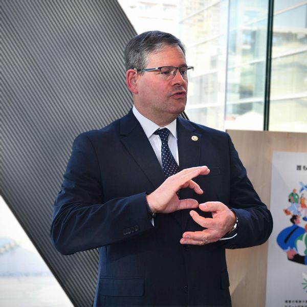 東京2025デフリンピックが開催中ですが、主催団体の国際ろう者スポーツ委員会（ICSD）アダム・コーサ会長の都内視察に同行してきました。東京メトロや東京都現代美術館の取り組みに興味津々の様子でした。デフリンピック会場の盛り上がりにも手話で感謝を伝えていました（藤田） #デフリンピック