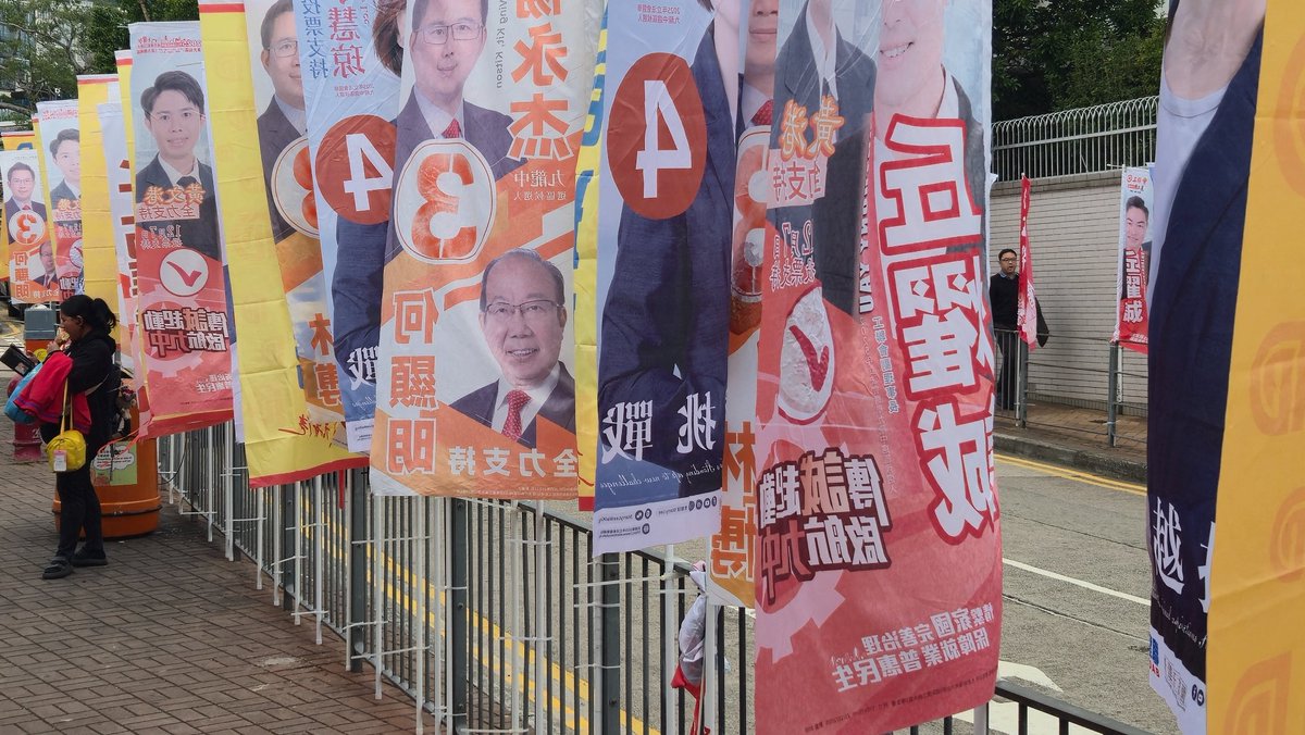 Visit to the District Office to check the flag and banner situation. Officers confirmed the flags I've reported are illegal; that only marked railings are allowed (and only for banners); and they had ALOT of complaints about election flags 😅 Will they do anything? Let's see!