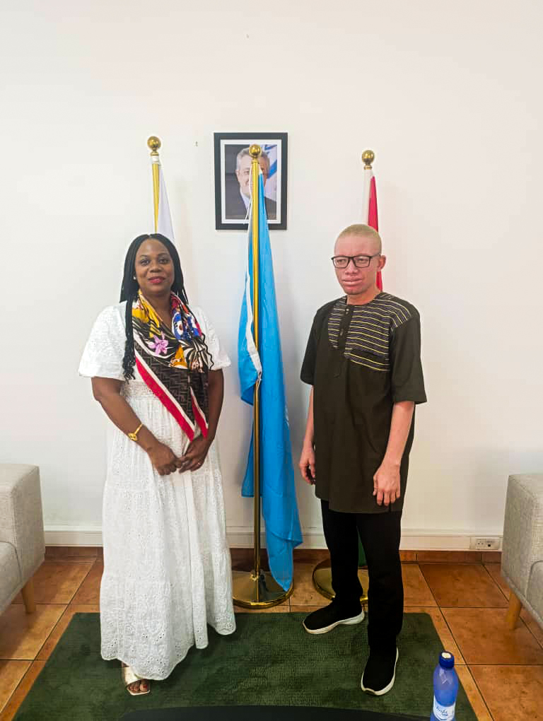 UN_Togo's tweet photo. Le mois de l’inclusion du #handicap au sein de @UN_Togo a été lancé par @UNHCR_Togo
Le 14 nov 2025, GBOTSO Koffi, étudiant en droit a introduit le staff dans sa vie de personne atteinte d'#Albinisme.
#ODD10 https://t.co/M4UAnZADv6