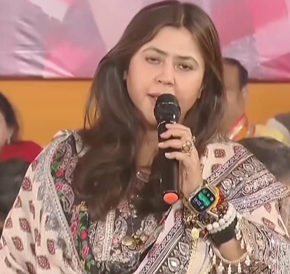 imharshchhikara's tweet image. दिल्ली से वृन्दावन तक पदयात्रा कर रहे धीरेन्द्र शास्त्री के साथ पदयात्रा में राजपाल यादव, शिल्पा शेट्टी और एकता कपूर शामिल हुए।

शिल्पा शेट्टी - एक व्यवसायी से 60 करोड़ रुपए से अधिक की धोखाधड़ी का आरोप है।इनके पति पोर्न मूवी बनाते है!!

राजपाल यादव - मुख्य रूप से चेक बाउंस और लोन…