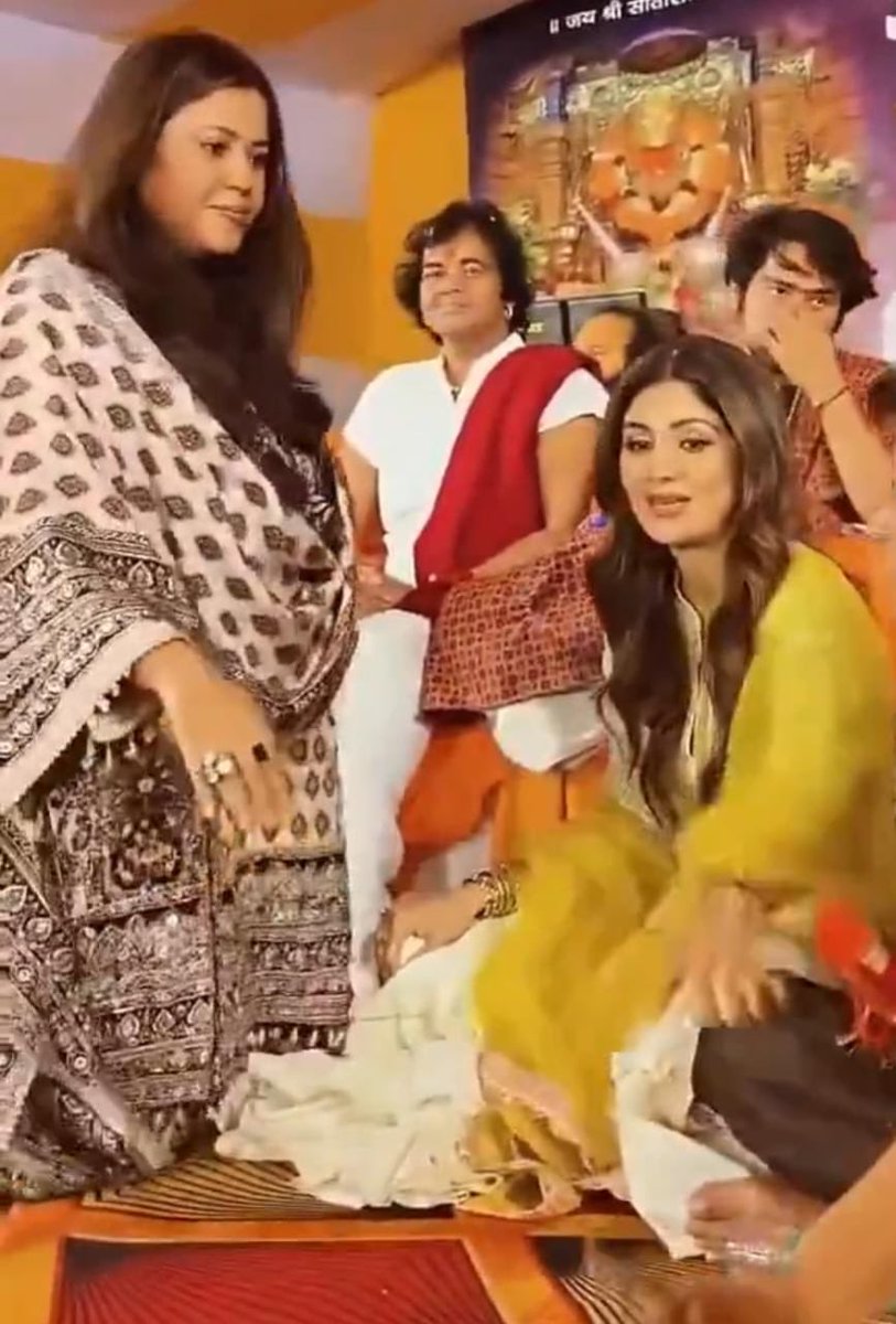 imharshchhikara's tweet image. दिल्ली से वृन्दावन तक पदयात्रा कर रहे धीरेन्द्र शास्त्री के साथ पदयात्रा में राजपाल यादव, शिल्पा शेट्टी और एकता कपूर शामिल हुए।

शिल्पा शेट्टी - एक व्यवसायी से 60 करोड़ रुपए से अधिक की धोखाधड़ी का आरोप है।इनके पति पोर्न मूवी बनाते है!!

राजपाल यादव - मुख्य रूप से चेक बाउंस और लोन…