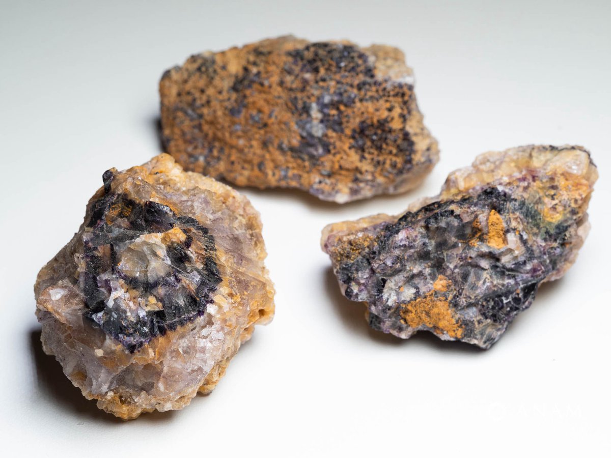 イギリス、ダービーシャーにある鉱山にて直接買い付けしてきたブルージョン✨
見た目、ただの岩っぽいですが、紫と黄色の縞模様が特徴のとても珍しい多結晶質のフローライトです。

Gem-Aのテキストによく出てくるので、実物を見たい方も多いのでは？

#石フリマ #浜松町石フリマ