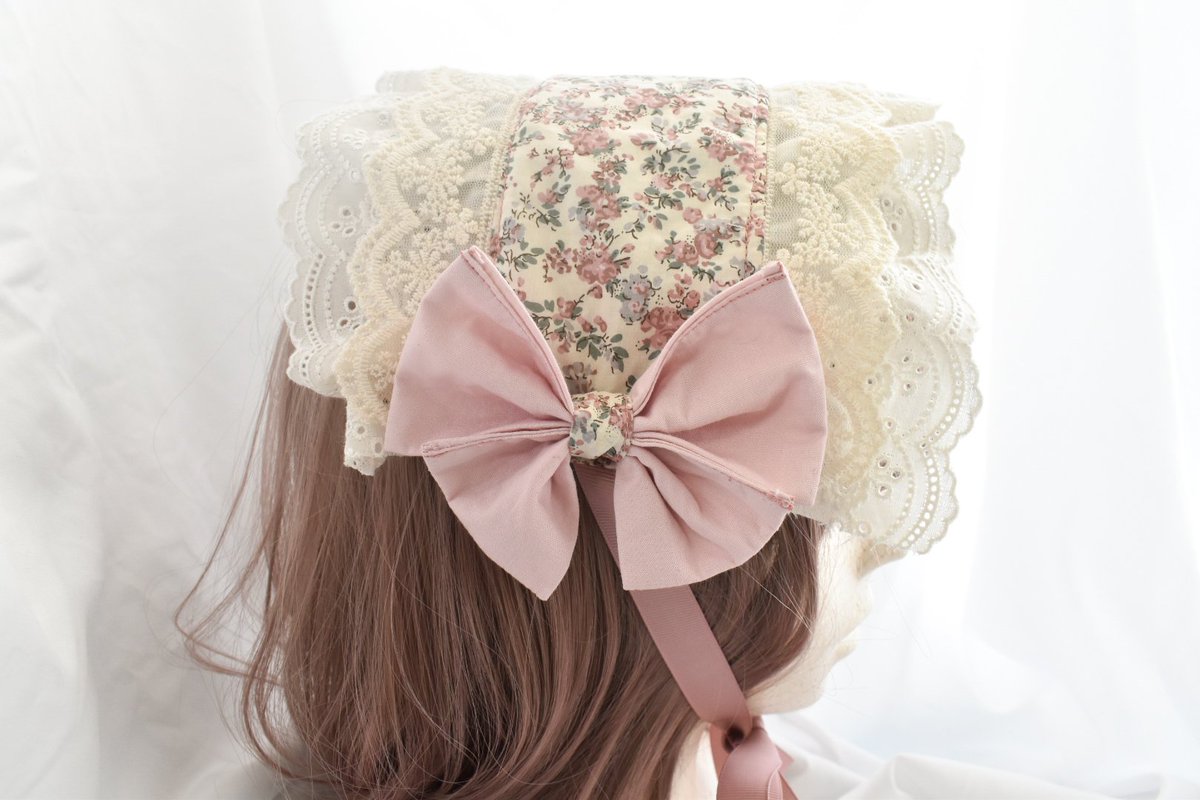 Waltz_with_Psyc's tweet image. #GLMクラシカル
通販は11/22(土)23:59まで🥀

どの季節にもオススメのヘッドドレスのご紹介です。
小さな花々が、可憐なる楽園の花園へと導いてくれる…そんなイメージでお仕立てしました。
生成と透け感のある二重レースがボリューミーで、上品さも可愛さもあります🌸
▶gothlolimarket.com/collections/gl…