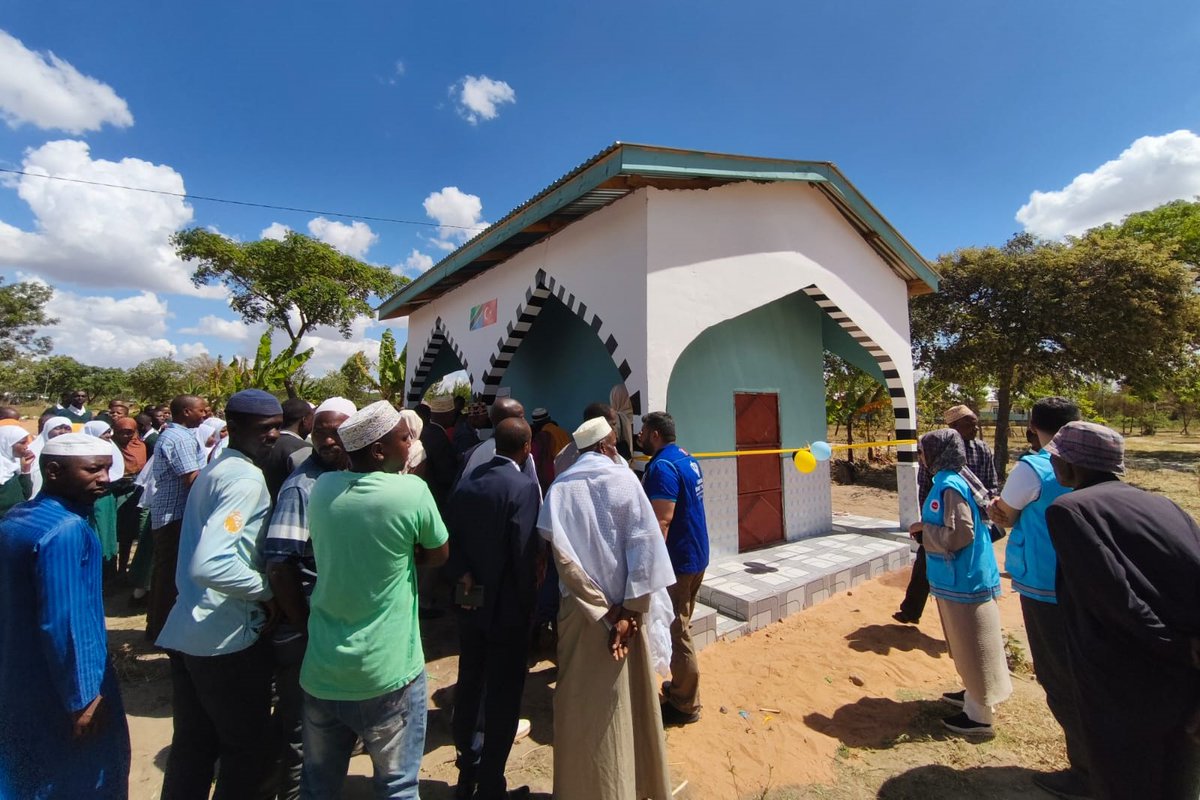 💦 بأمانات شعبنا المحب للخير، نستمر في أن نكون الأمل لإخوتنا المحتاجين إلى الماء
قمنا بافتتاح بئر وسبيل وقف لإخوتنا الذين يعانون من صعوبة الوصول للمياه في كل من تنزانيا وموريتانيا.
من خلال البئر الطويل الأمد الذي افتتحناه، سيتمكن آلاف الأشخاص من الوصول للماء النظيف الآمن والصحي