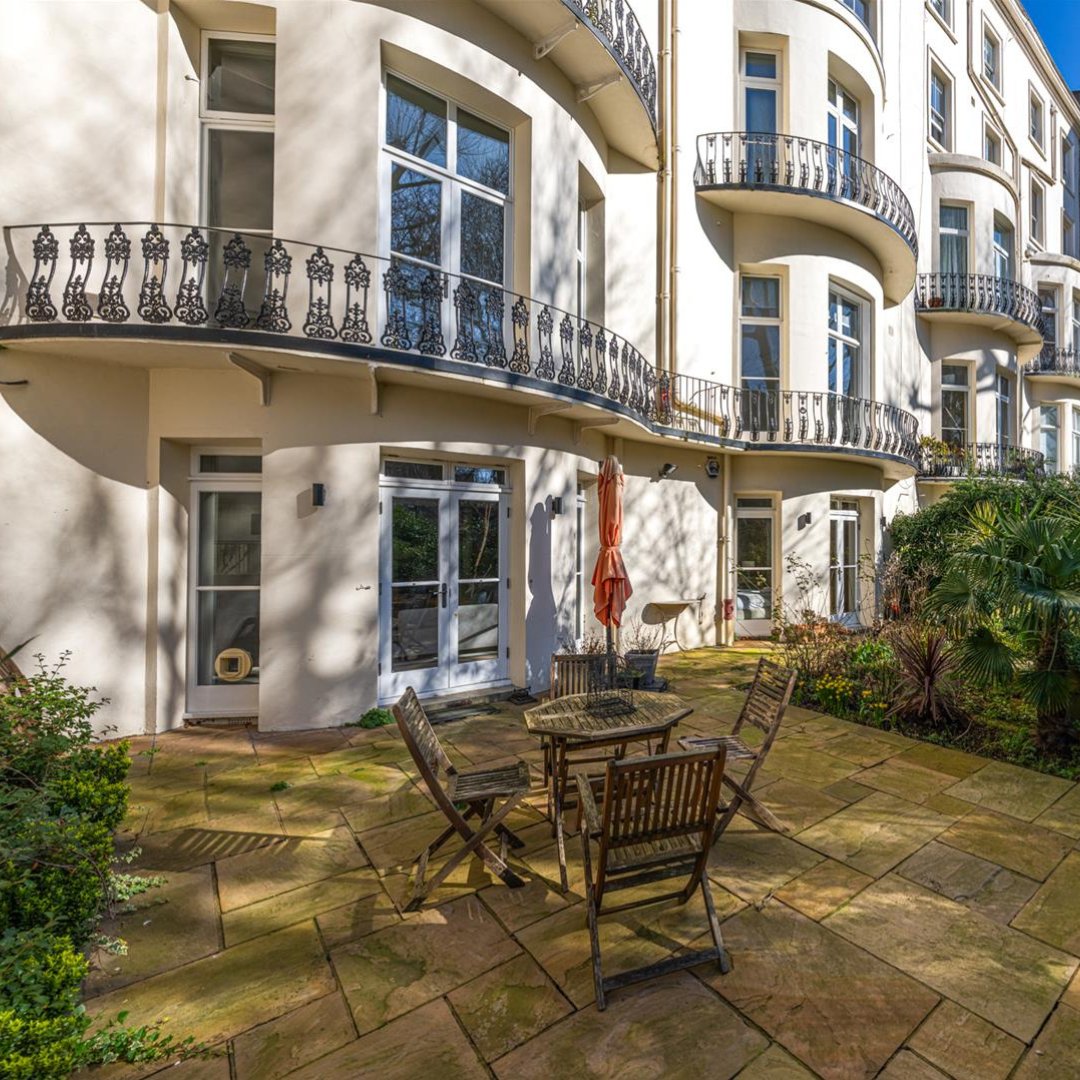 Relocating from mainland Europe, our clients were looking for a spacious period property within a 30-minute commute from the British Library.

We successfully sourced this stunning period duplex in Maida Vale, on one of the area's most sought-after roads, negotiating a