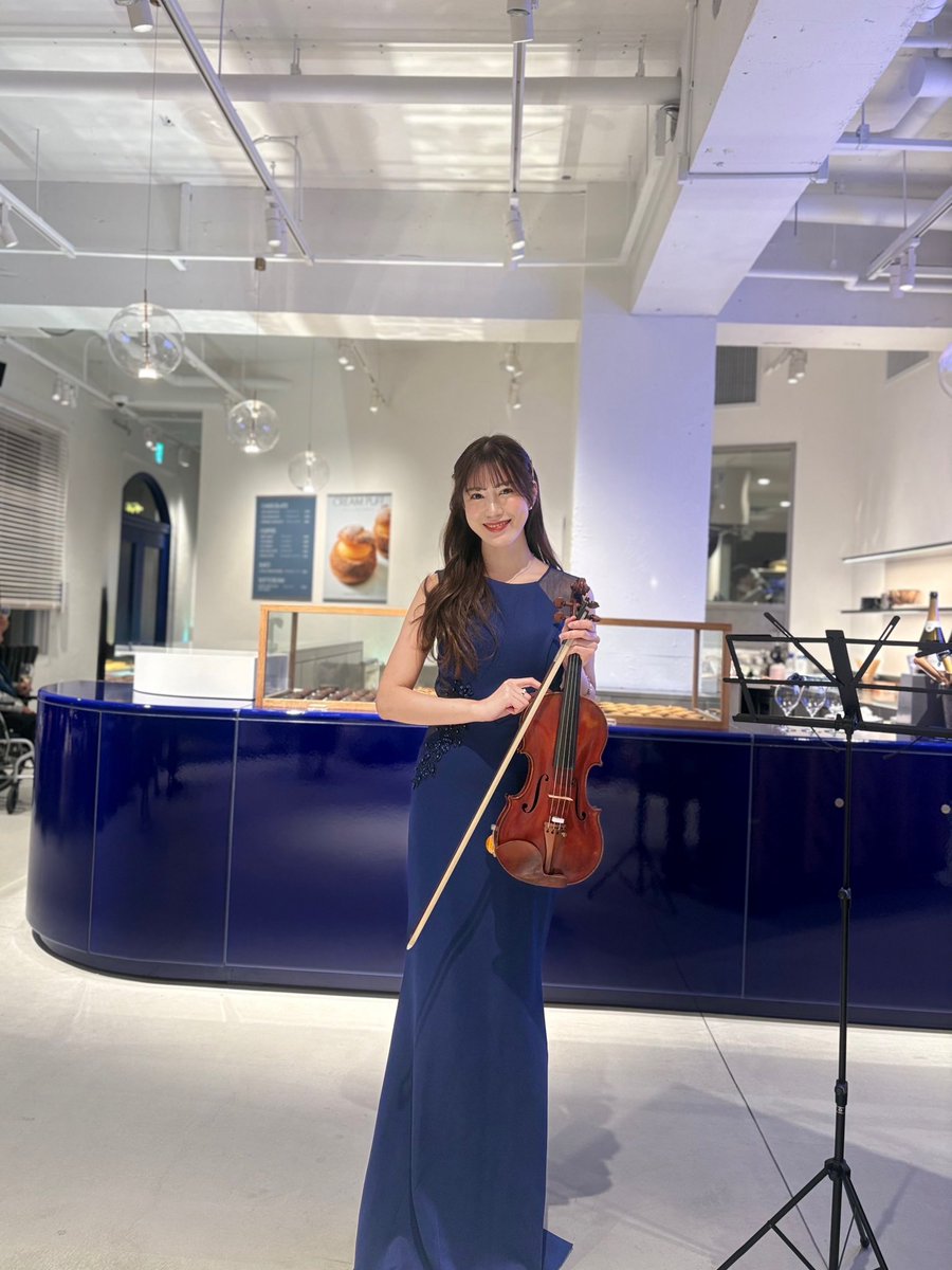 nami_vn's tweet photo. 11/21オープンのMAISON CACAO鎌倉本店レセプションパーティーにて演奏させていただきました💙🍫

お店の外観も店内も素敵✨
私は元々メゾンカカオのコキーユが大好きで...🥺♡
新作のチョコレートも自宅で楽しみます💐

.
@maisoncacao_official 
#MAISONCACAO鎌倉本店 #メゾンカカオ https://t.co/t6a1AjhAfG