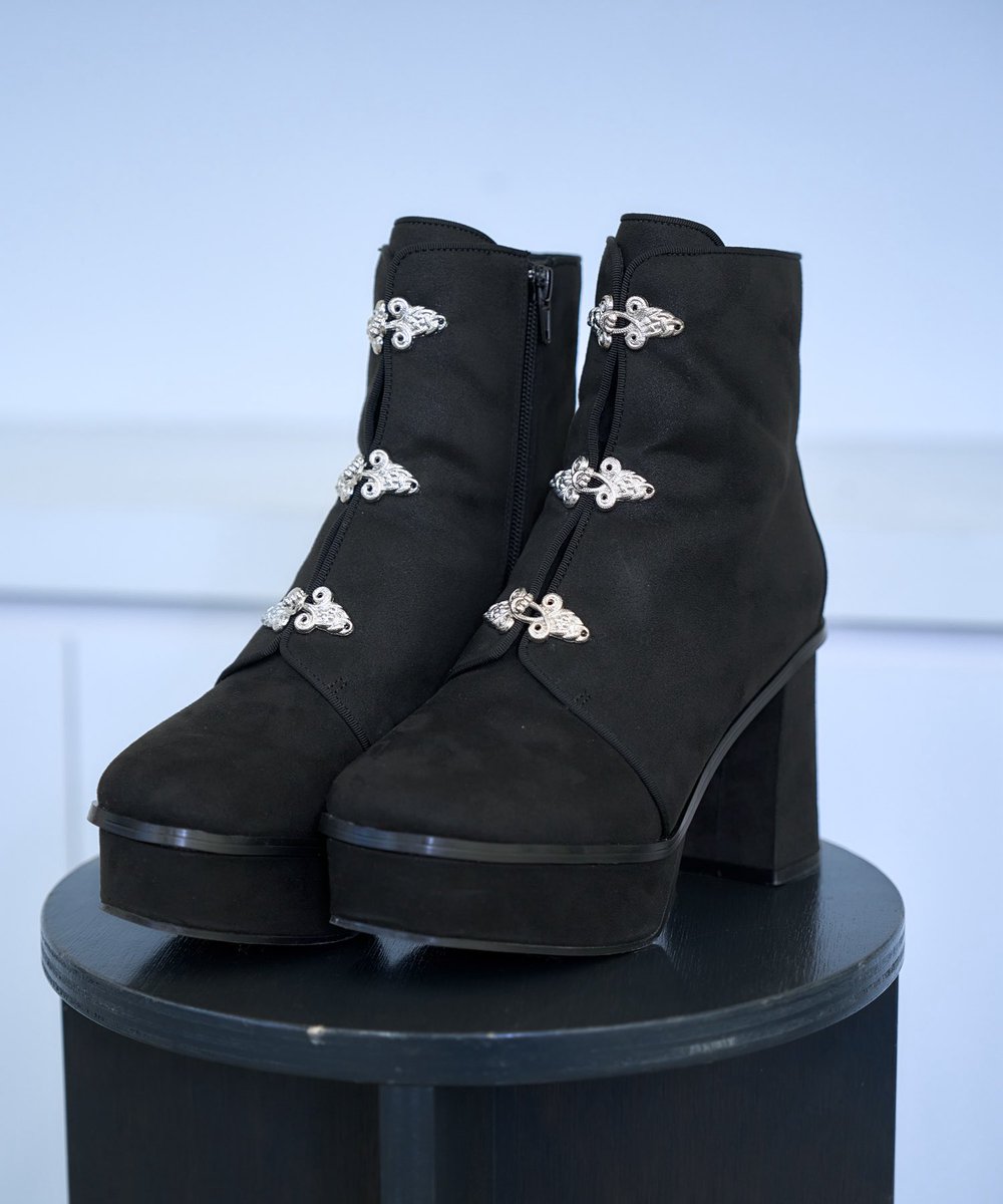 HARE_jp's tweet image. 人気のチャイナパーツがポイントの
モードなチャンキーブーツが登場！

#HARE #ハレ #ハレレ
▽詳細はこちら！
x.gd/KAuj1