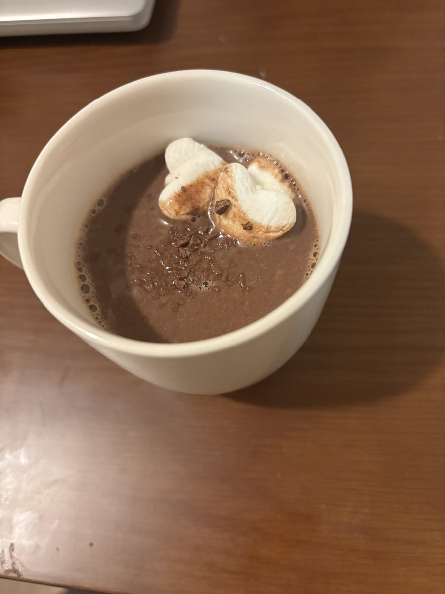 Manotopia55suki's tweet image. あまりに寒いのでホットチョコレート作ってた🍫
ハート型に抜いたはずのマシュマロが
うにょうにょしたナニカに…