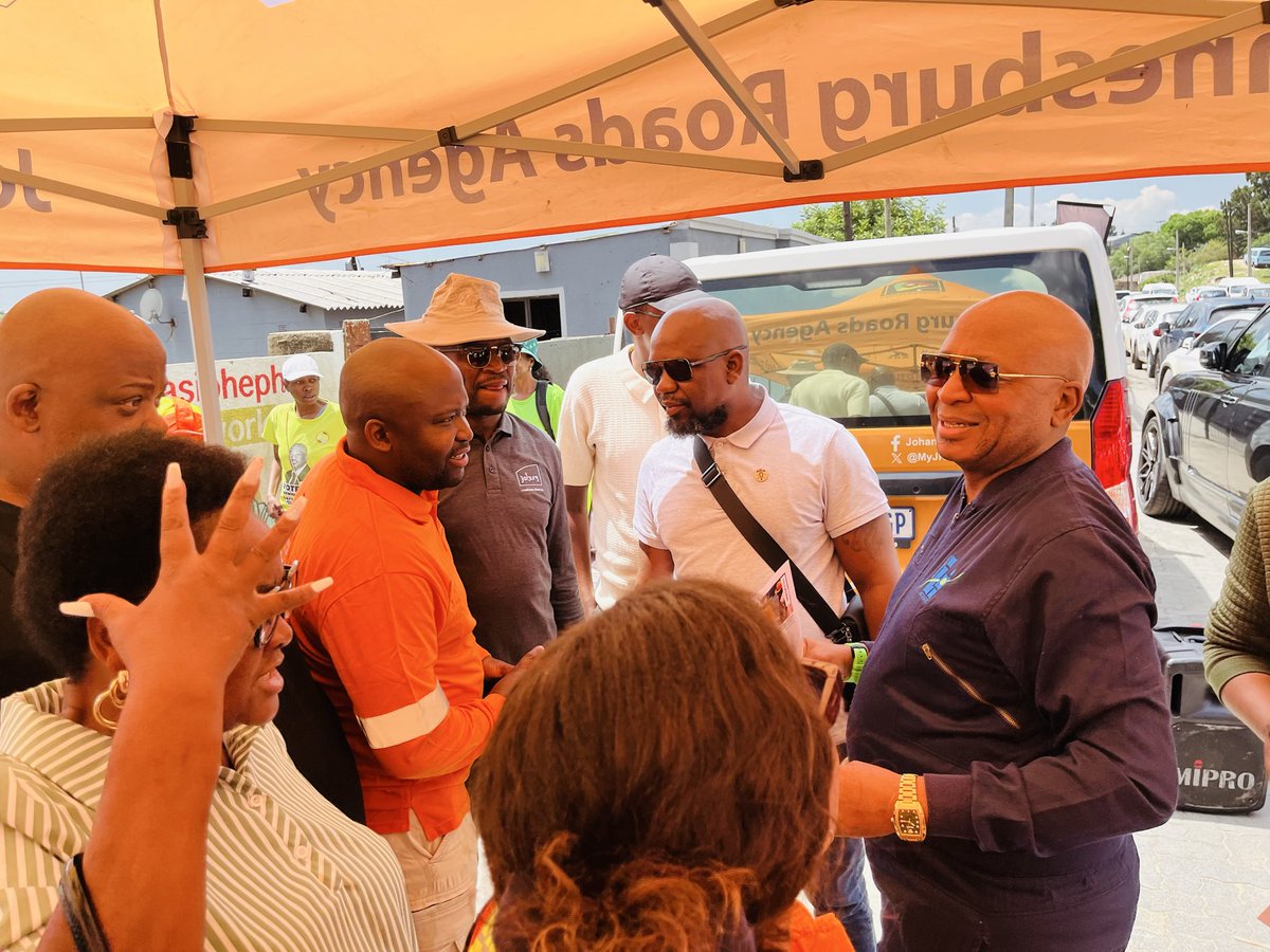 COCmarema's tweet photo. Region E | Alexandra — #OperationRestore
This morning, standing on behalf of the Whip of Councillors, Cllr Sannie Mavhona, I joined the Operation Restore programme alongside MMC Kenny Kunene and our valued stakeholder JRA. https://t.co/Yhfz5yCd8U