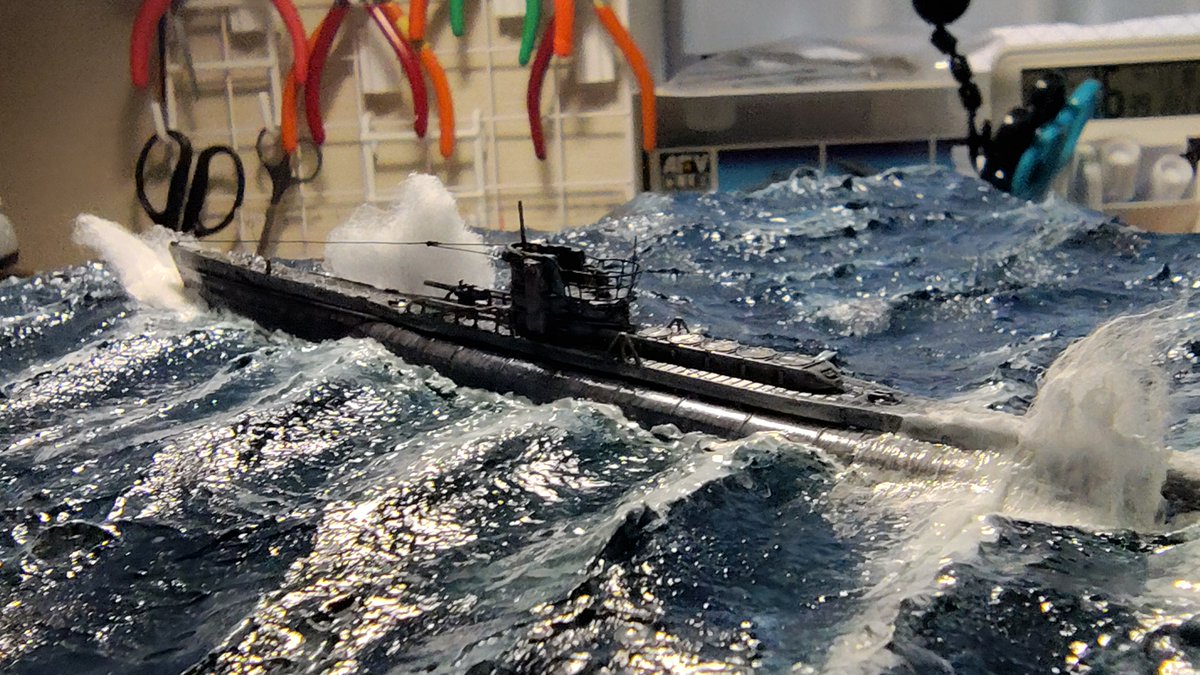 0CdqAHtxCpYPEju's tweet image. こんにちは ! !
Uボー ト1/350　荒波航行・・
いろいろ迷いが😥
やり過ぎか、足りないか・・・
波は止め時が難しい
潜望鏡も水上航行では、出さないが
出している作品が多いような ?🥺