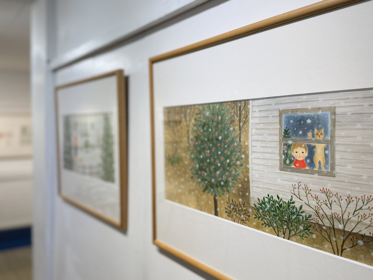 uresica's tweet image. 設営終わり店内がクリスマス仕様に🎄
とりごえまり個展「さんぽ」明日始まります。
1階に描き下ろし作品10点（うち抽選販売5点）
2階に絵本『ゆきのひのさんぽ』原画全点を展示
とりごえまりさん初日在廊します。
ぜひお運びください。
#とりごえまり個展さんぽ
#絵本ゆきのひのさんぽ