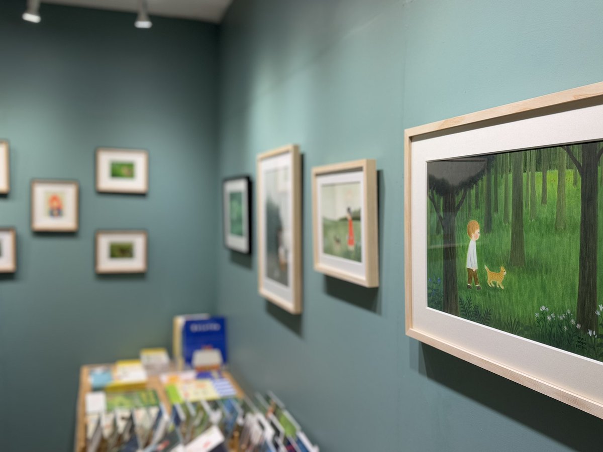 uresica's tweet image. 設営終わり店内がクリスマス仕様に🎄
とりごえまり個展「さんぽ」明日始まります。
1階に描き下ろし作品10点（うち抽選販売5点）
2階に絵本『ゆきのひのさんぽ』原画全点を展示
とりごえまりさん初日在廊します。
ぜひお運びください。
#とりごえまり個展さんぽ
#絵本ゆきのひのさんぽ